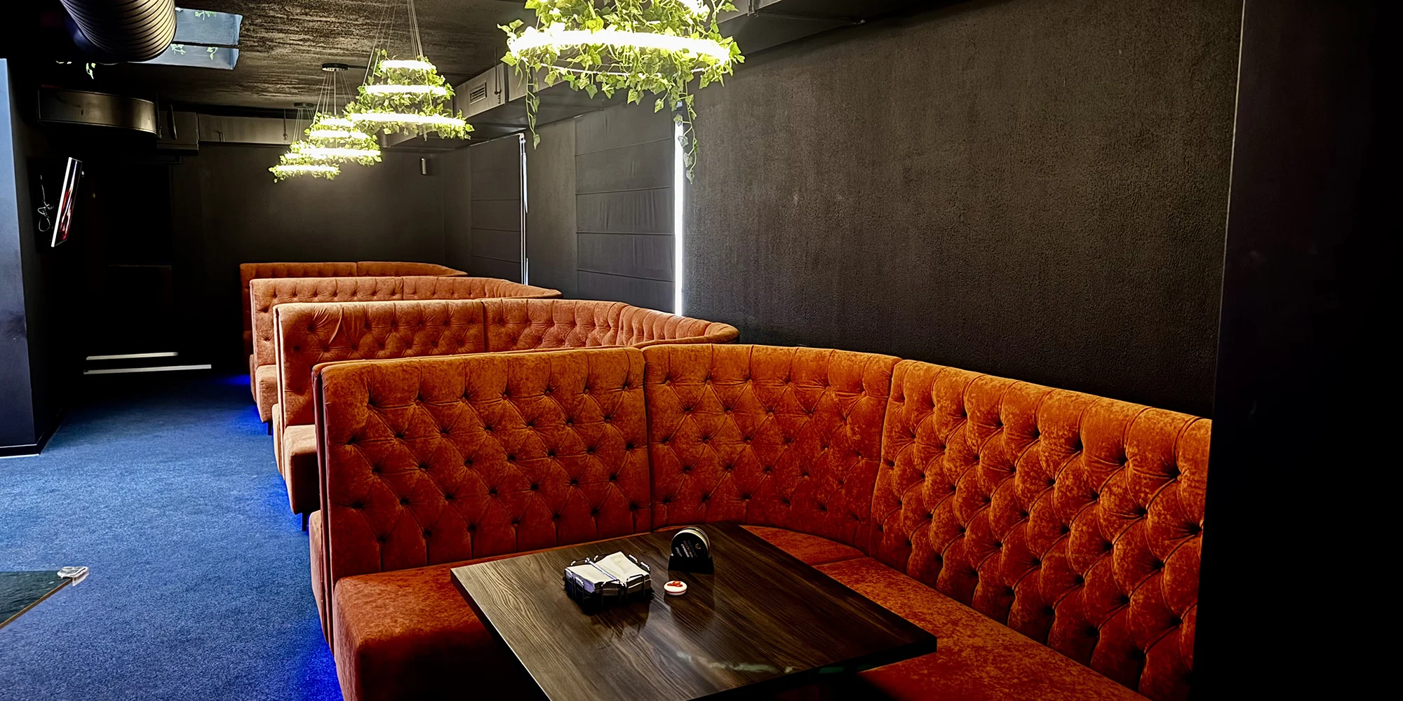 Otevřené vouchery v hodnotě 500-1000 Kč na cokoli z menu v karaoke a shisha AMAbaru