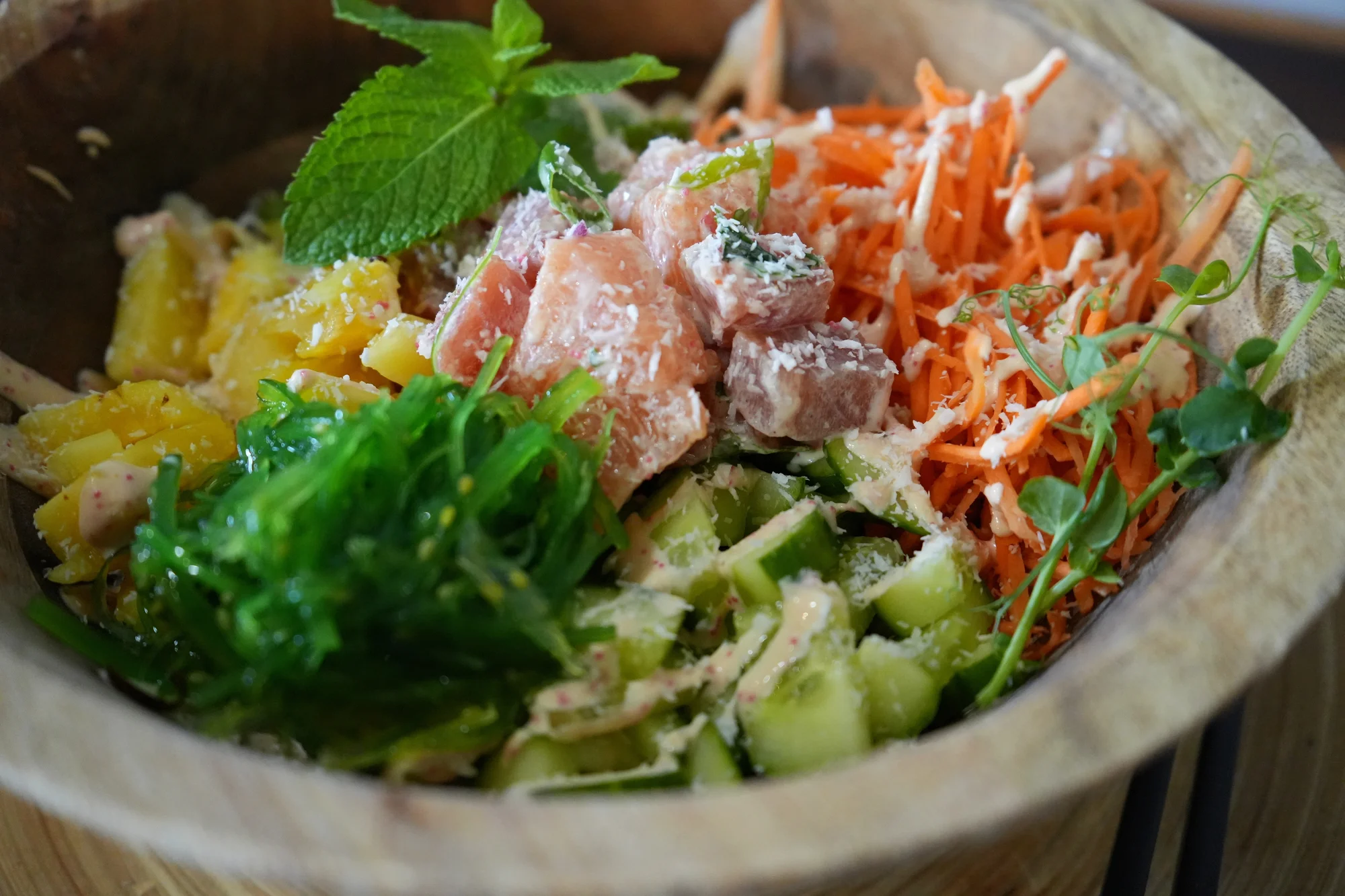 Poke Bowl v restauraci Royal Sushi: dobrota plná lososa, kuřete či tofu s náloží čerstvé zeleniny i ovoce