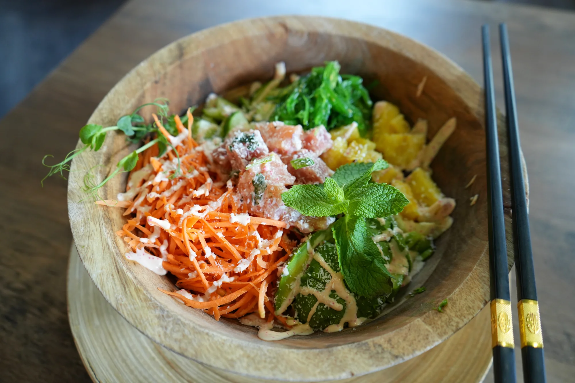 Poke Bowl v restauraci Royal Sushi: dobrota plná lososa, kuřete či tofu s náloží čerstvé zeleniny i ovoce