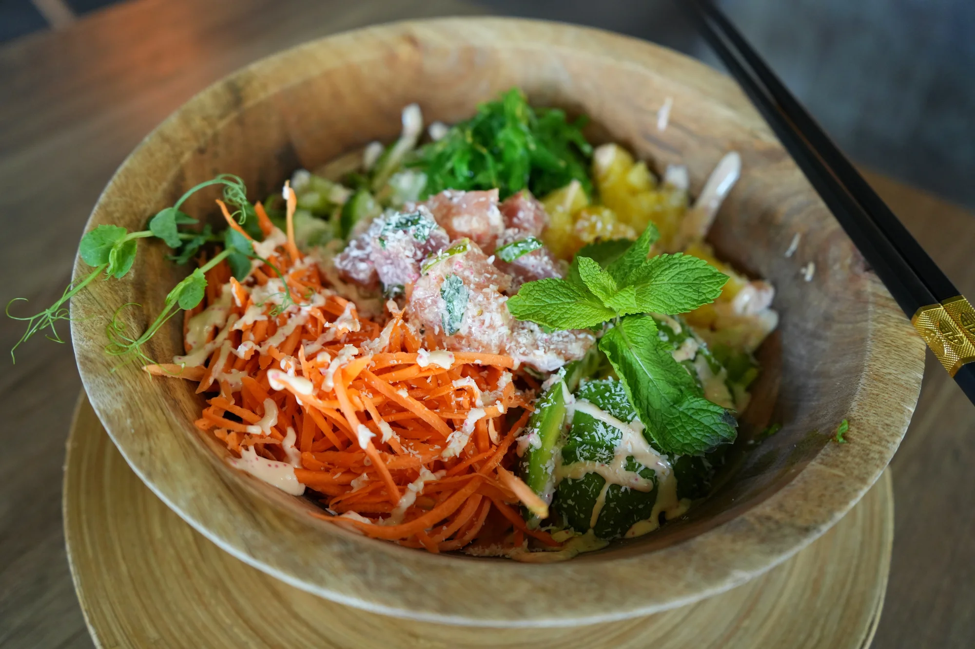 Poke Bowl v restauraci Royal Sushi: dobrota plná lososa, kuřete či tofu s náloží čerstvé zeleniny i ovoce