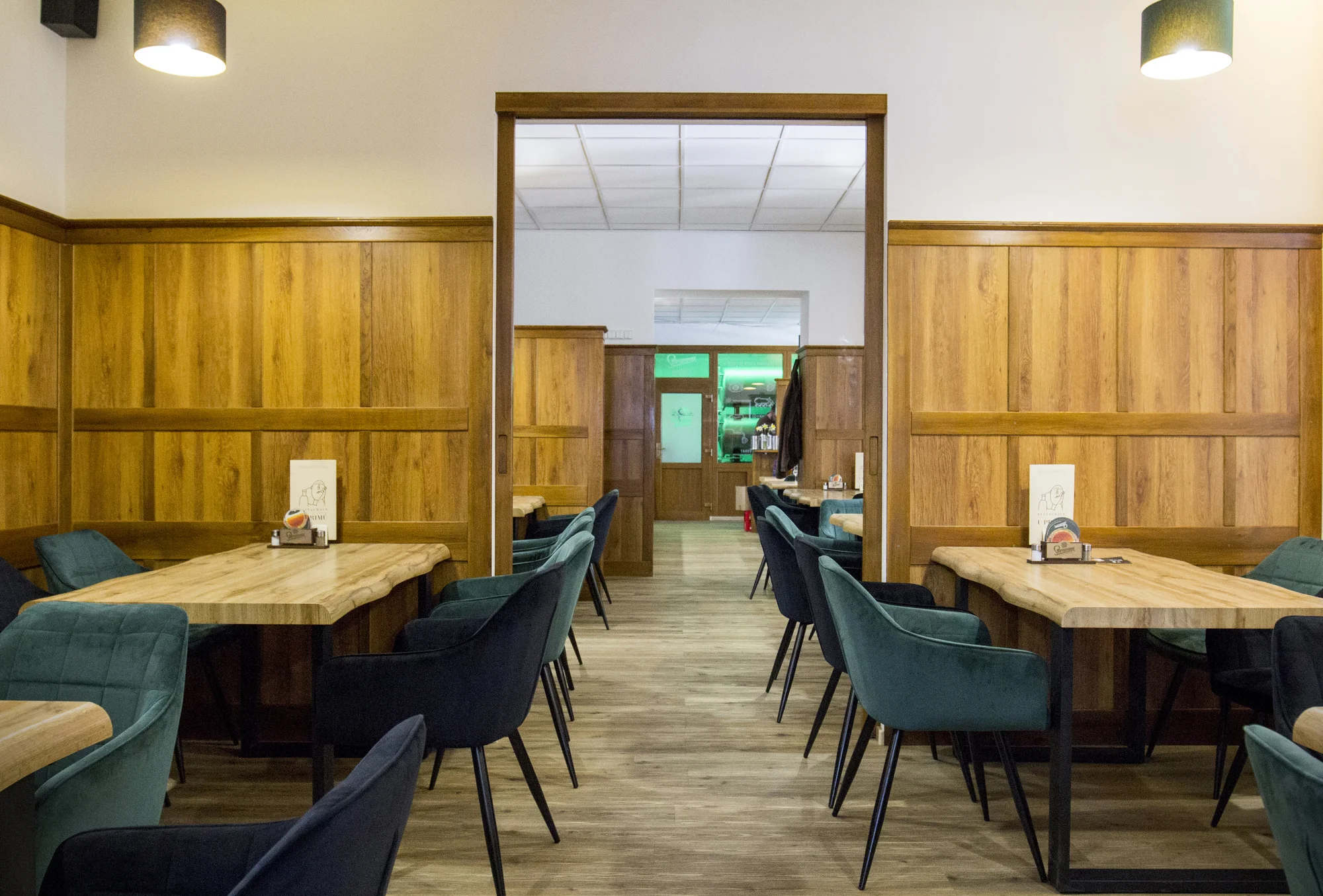 Poctivá hostina pro 1 až 4 osoby: půl kila žeber, omáčky, zelenina, pečivo i pivo