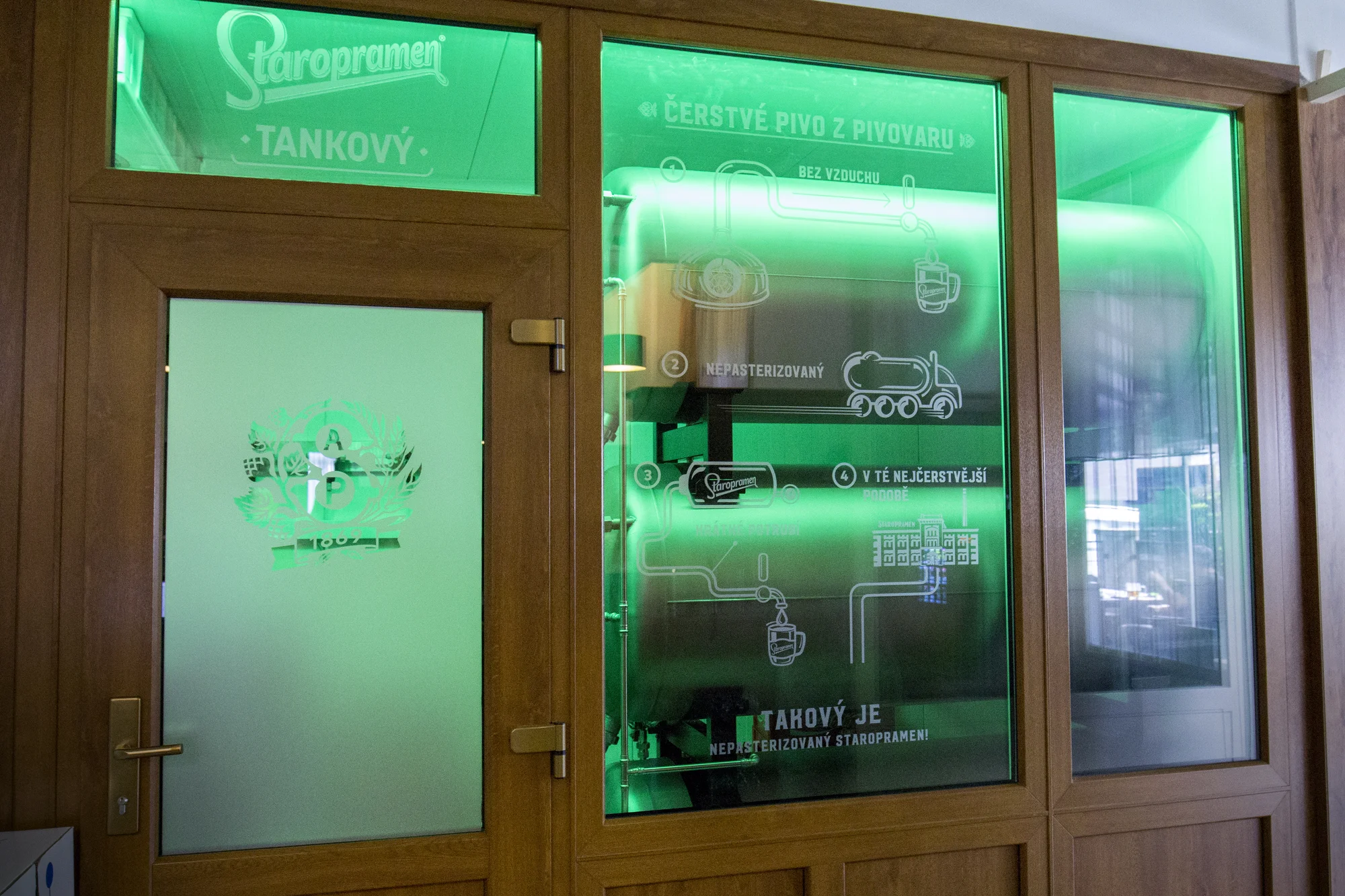 Poctivá hostina pro 1 až 4 osoby: půl kila žeber, omáčky, zelenina, pečivo i pivo