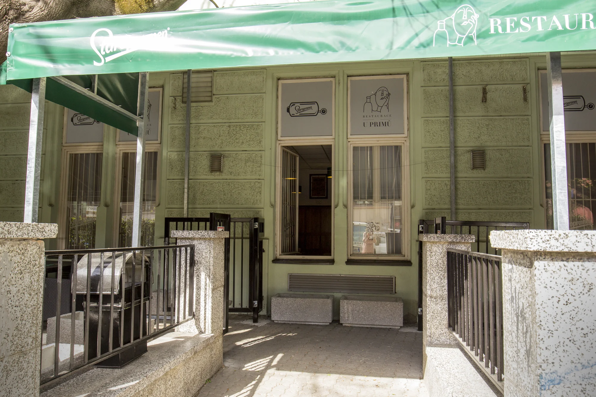 Poctivá hostina pro 1 až 4 osoby: půl kila žeber, omáčky, zelenina, pečivo i pivo