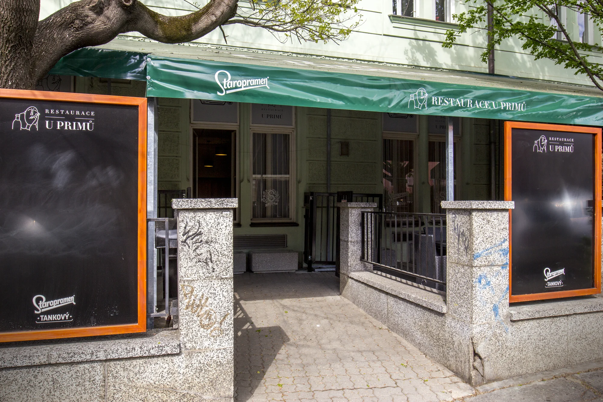 Poctivá hostina pro 1 až 4 osoby: půl kila žeber, omáčky, zelenina, pečivo i pivo