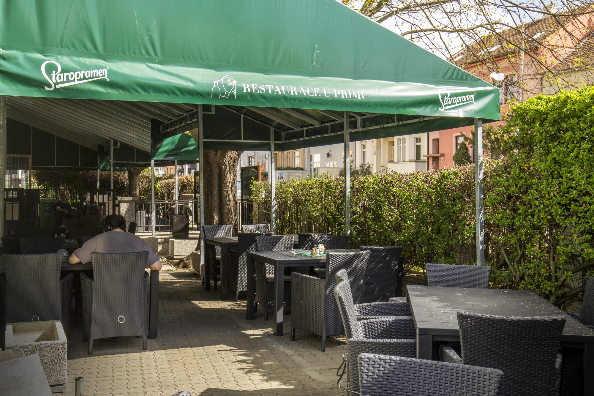 Poctivá hostina pro 1 až 4 osoby: půl kila žeber, omáčky, zelenina, pečivo i pivo