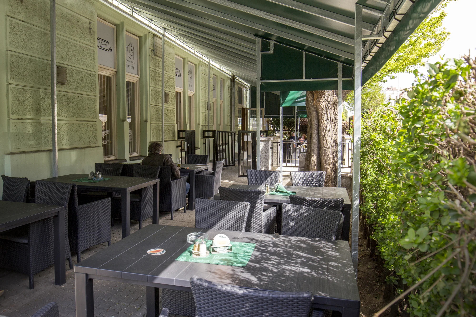 Poctivá hostina pro 1 až 4 osoby: půl kila žeber, omáčky, zelenina, pečivo i pivo