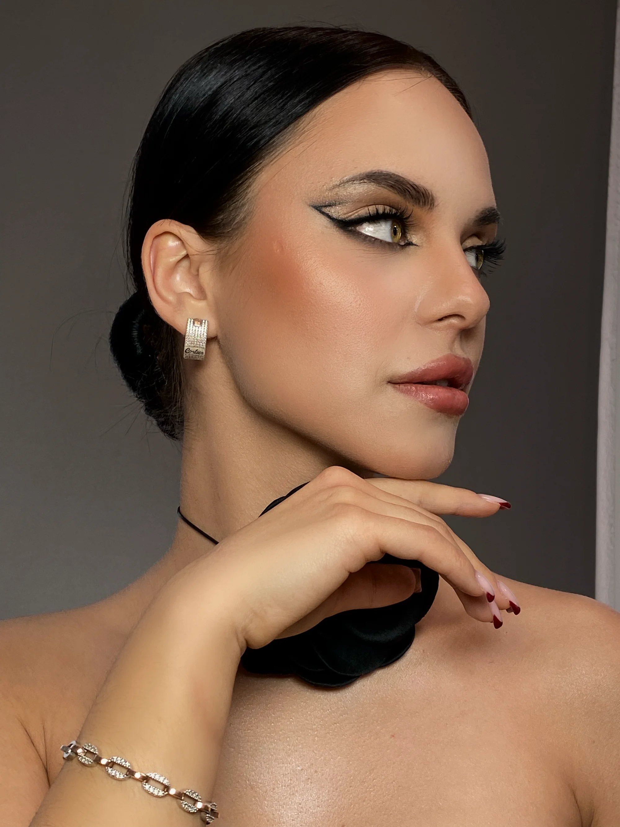Manikúra a pedikúra i s masáží rukou či nohou, lakováním a modeláží