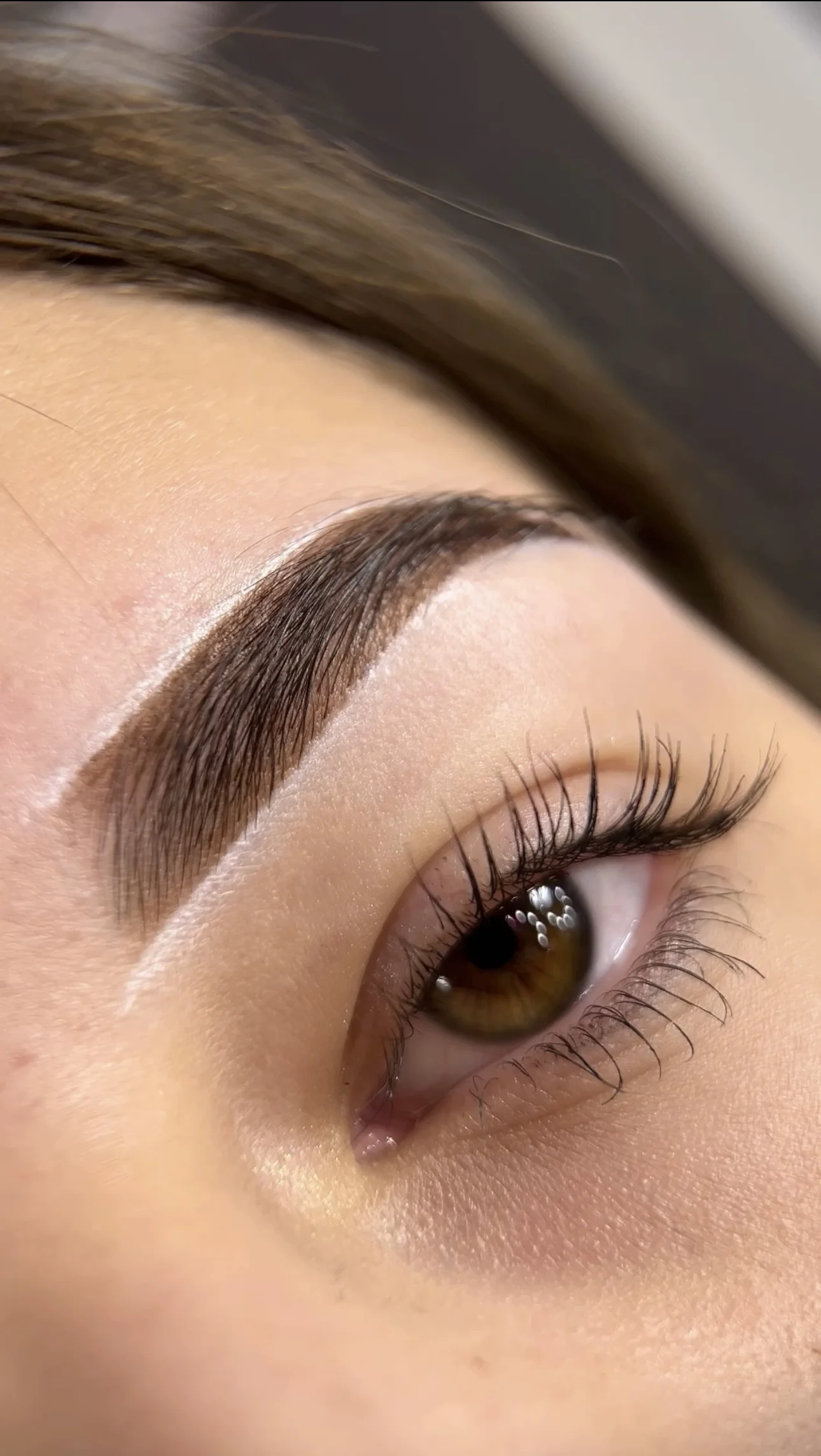 Úprava obočí i celkové líčení: barvení obočí barvou nebo hennou a nude make-up