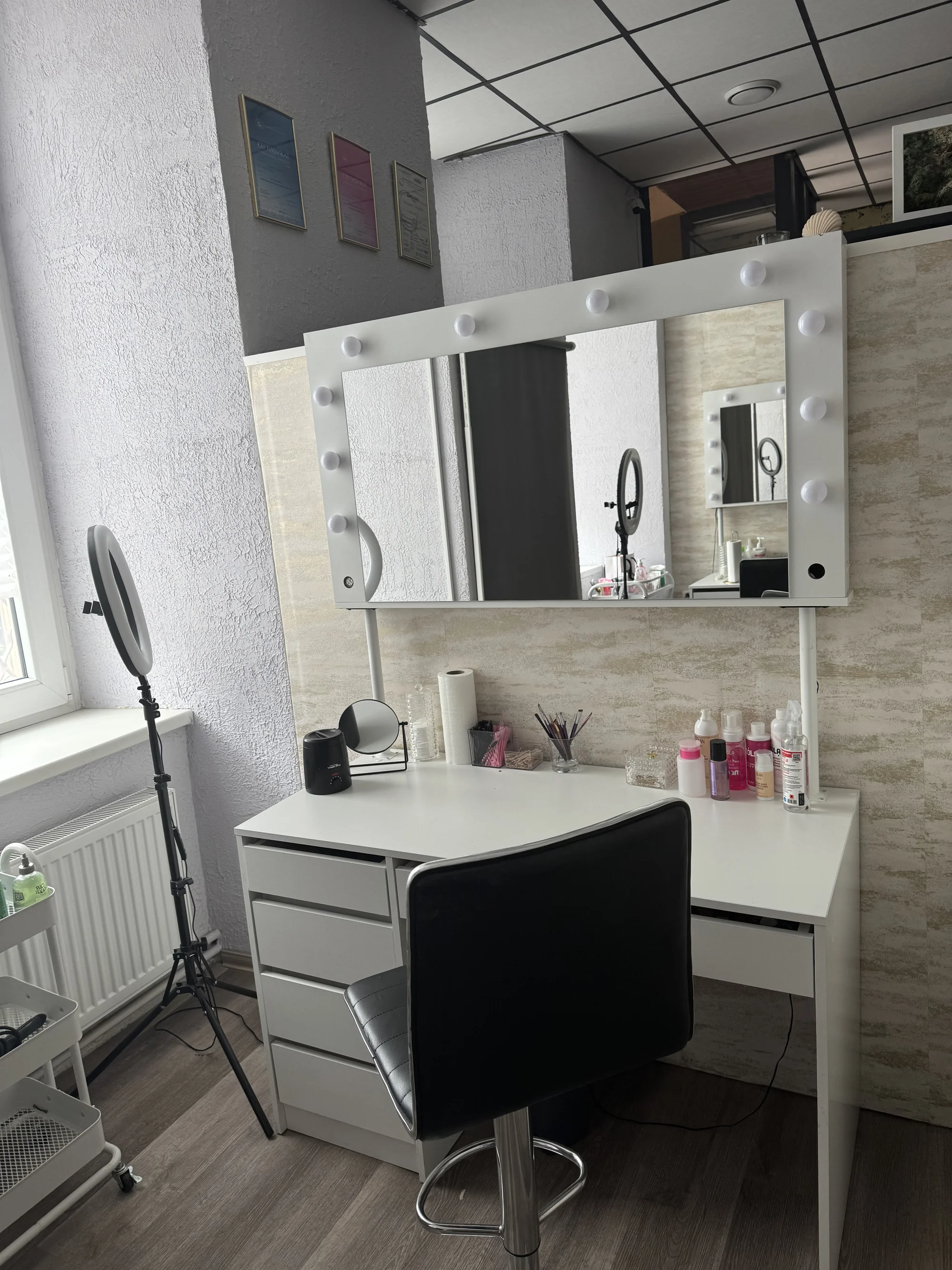 Úprava obočí i celkové líčení: barvení obočí barvou nebo hennou a nude make-up