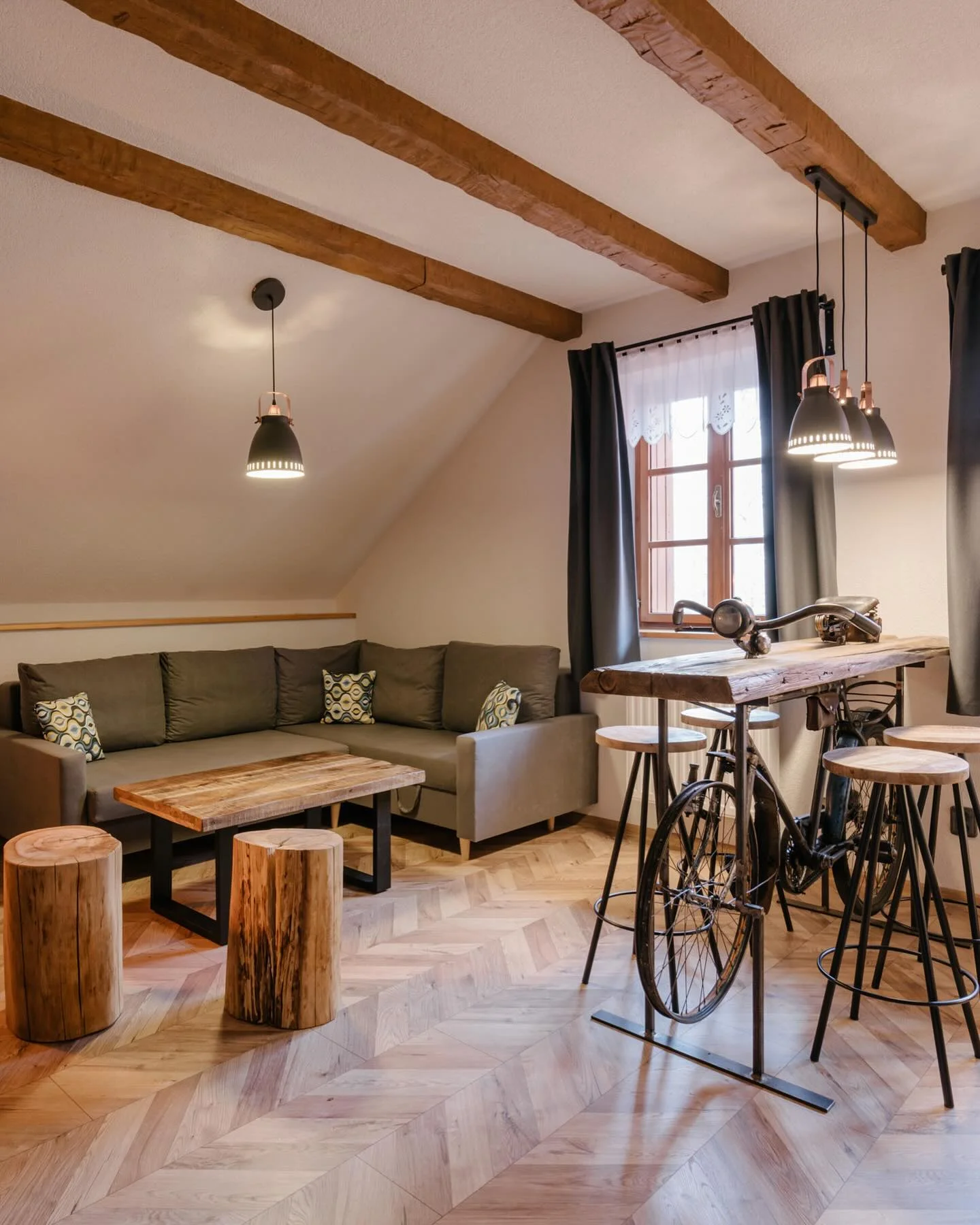 Zrekonstruovaná chalupa ve Frýdlantu nad Ostravicí: přímo u řeky, vlastní sauna, vířivka a zahrada, 9 km od Lysé hory