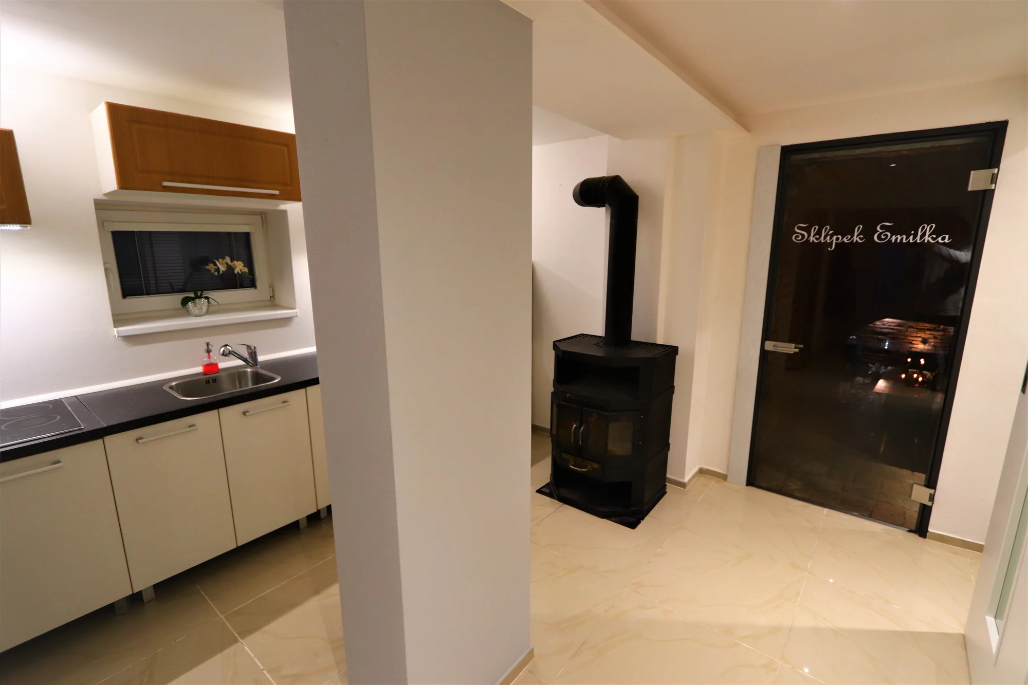 Pobyt v jihomoravském sklípku: mezonetový apartmán až pro 6 osob s venkovní vířivkou a grilem