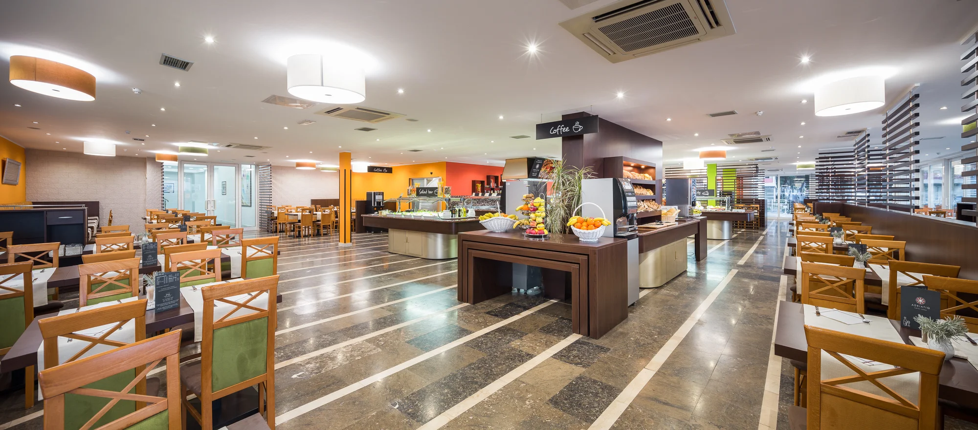 Dovolená v Dalmácii: hotel 50 m od pláže se snídaněmi či polopenzí