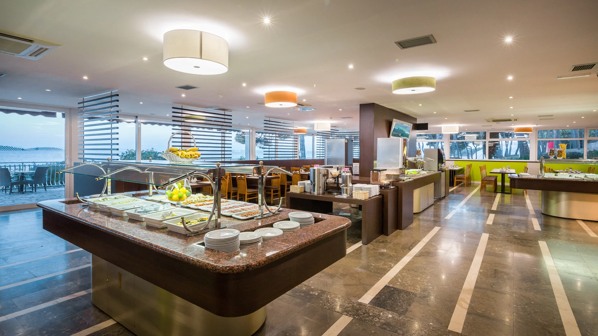 Dovolená v Dalmácii: hotel 50 m od pláže se snídaněmi či polopenzí