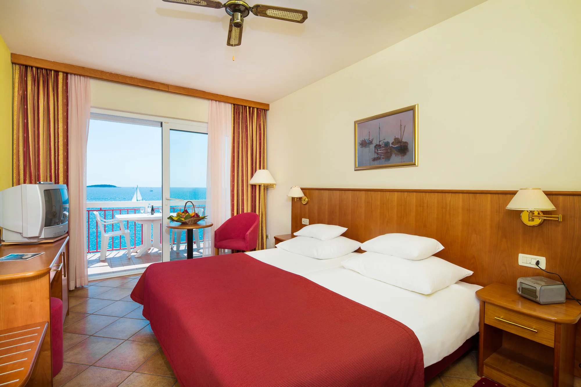 Dovolená v Dalmácii: hotel 50 m od pláže se snídaněmi či polopenzí