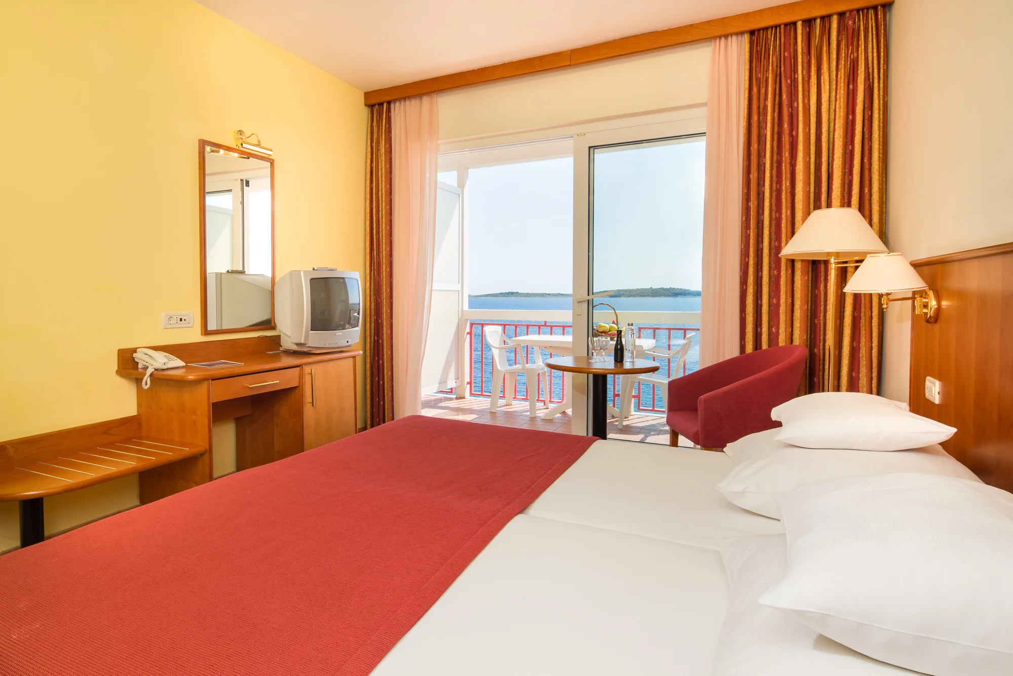 Dovolená v Dalmácii: hotel 50 m od pláže se snídaněmi či polopenzí