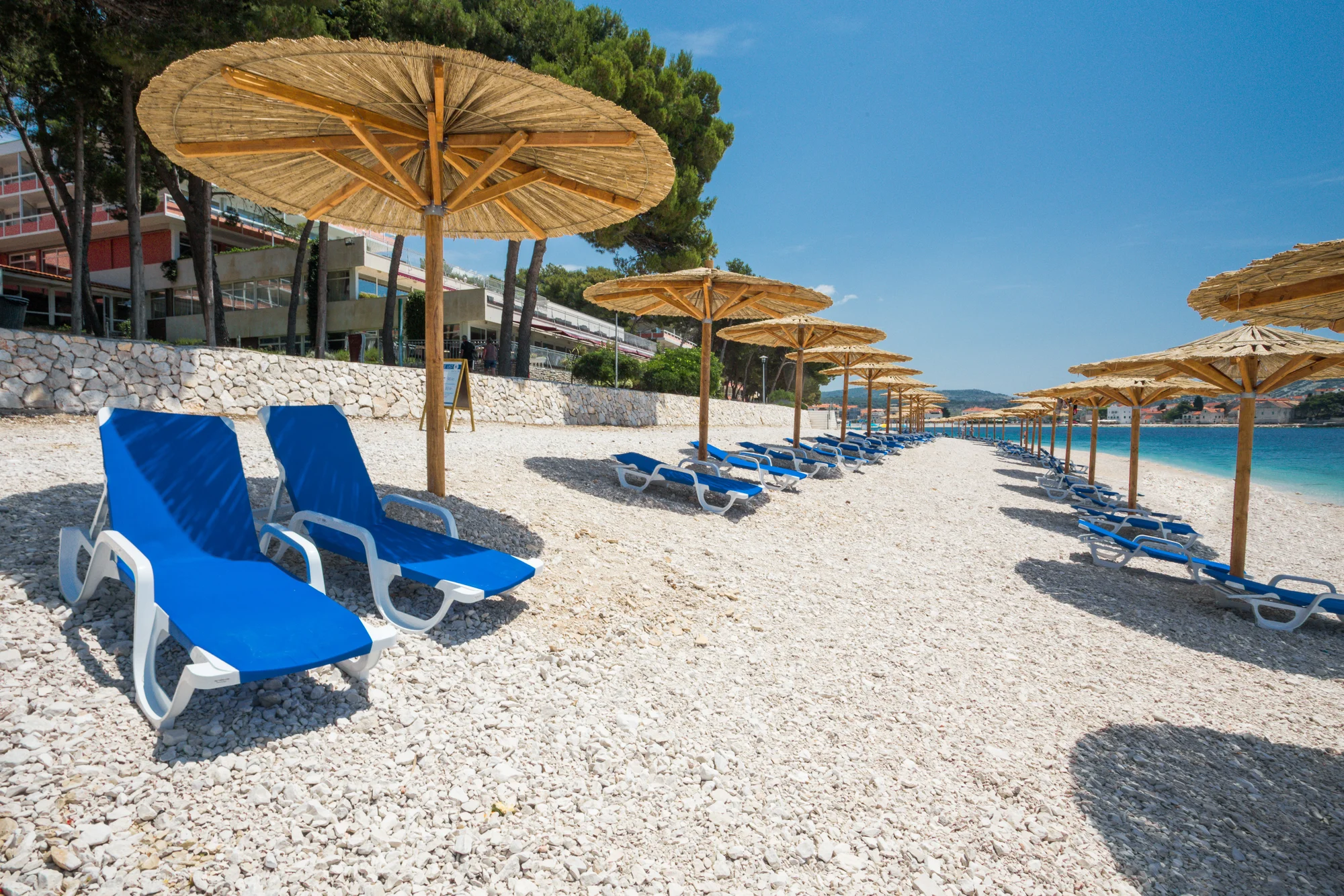 Dovolená v Dalmácii: hotel 50 m od pláže se snídaněmi či polopenzí