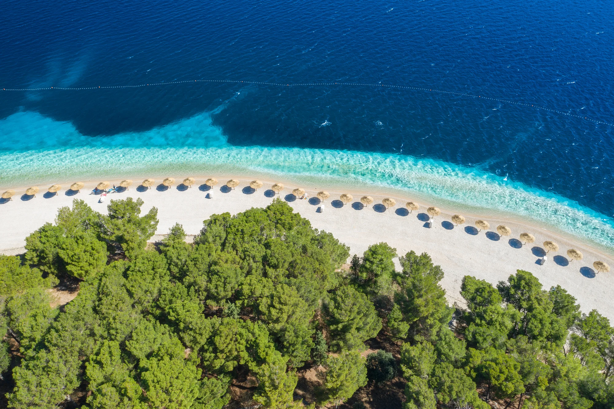 Dovolená v Dalmácii: hotel 50 m od pláže se snídaněmi či polopenzí