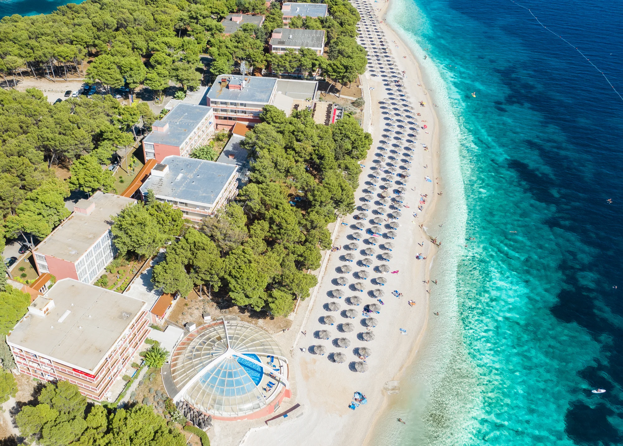 Dovolená v Dalmácii: hotel 50 m od pláže se snídaněmi či polopenzí
