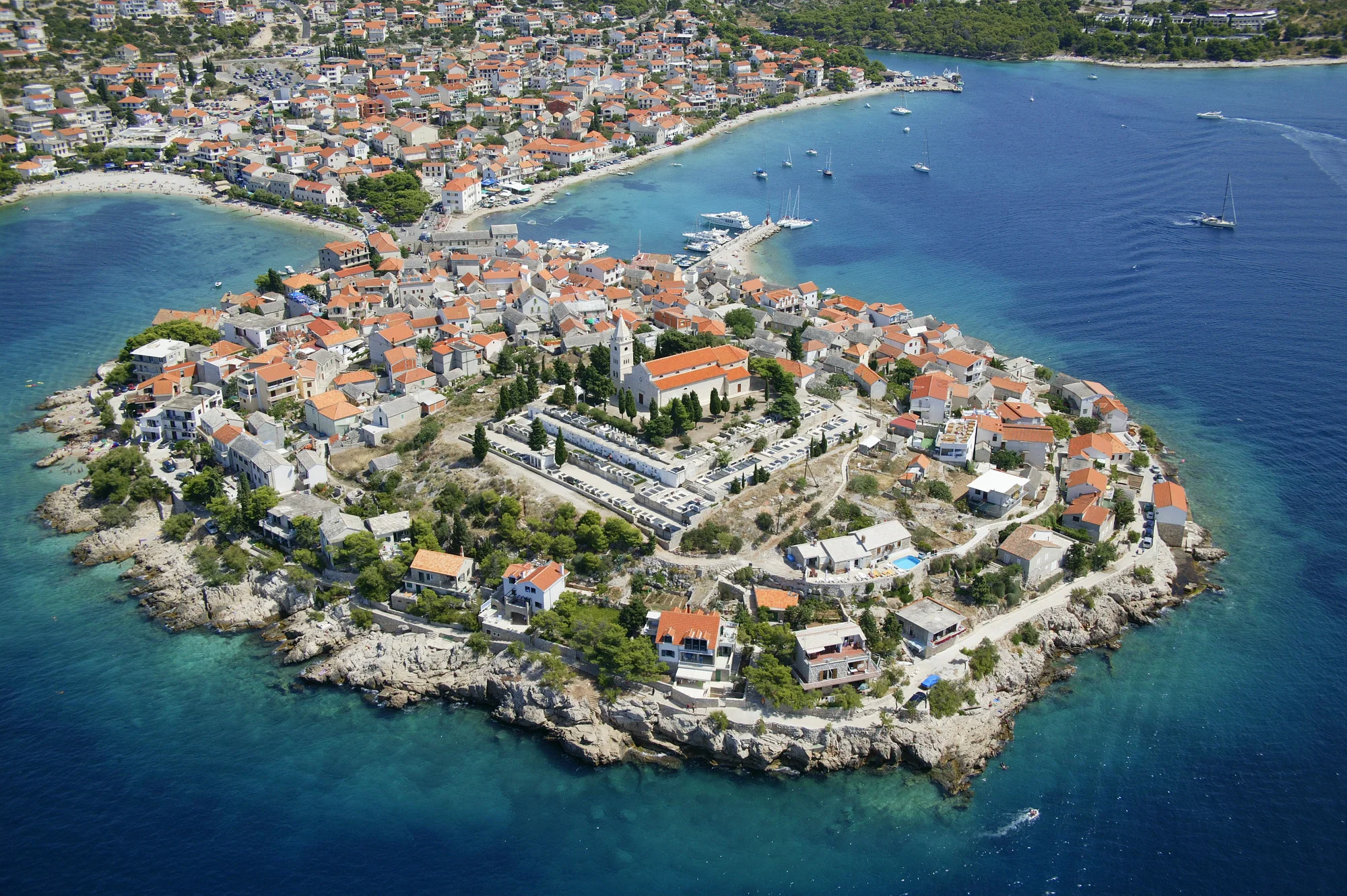 Dovolená v Dalmácii: hotel 50 m od pláže se snídaněmi či polopenzí
