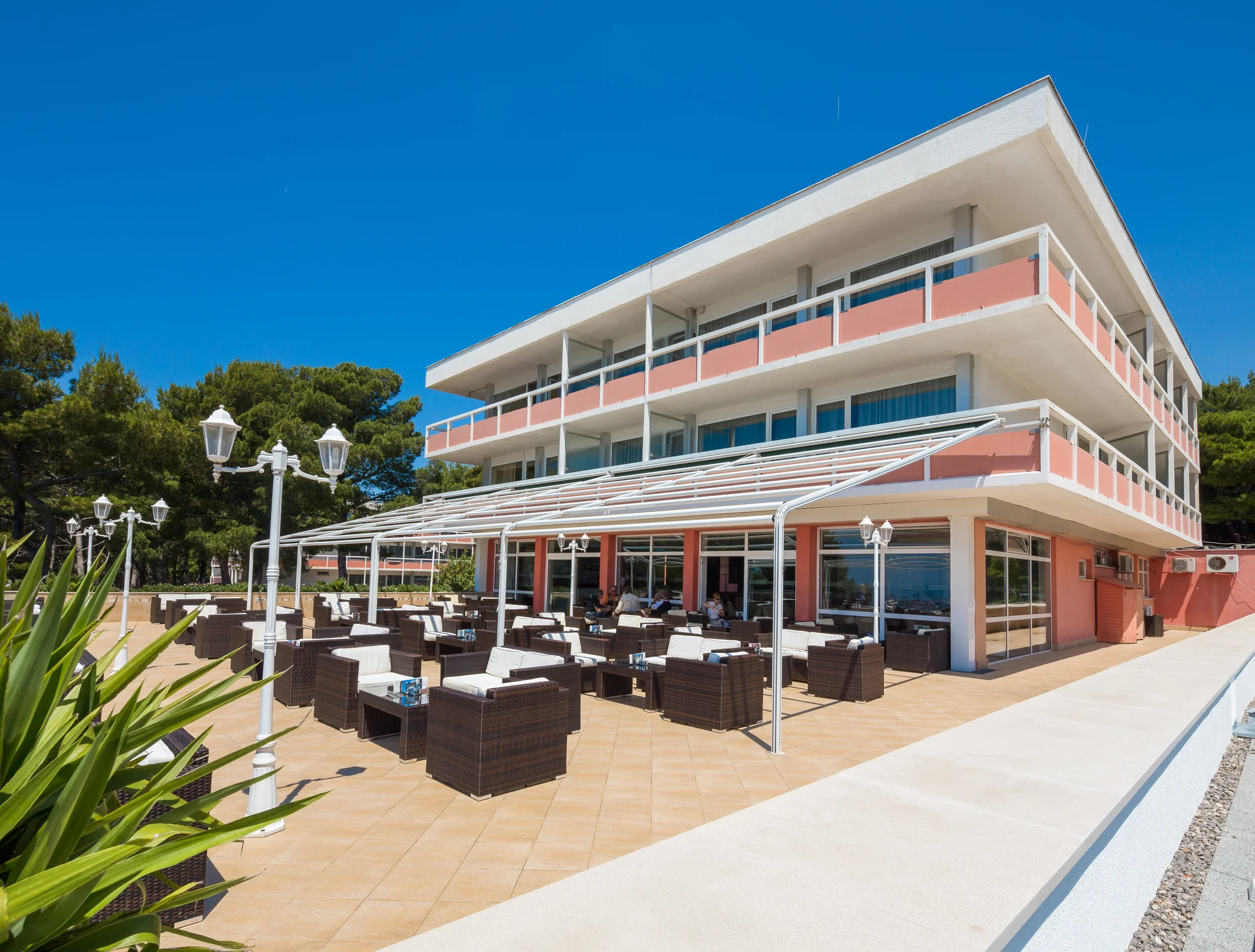Dovolená v Dalmácii: hotel 50 m od pláže se snídaněmi či polopenzí