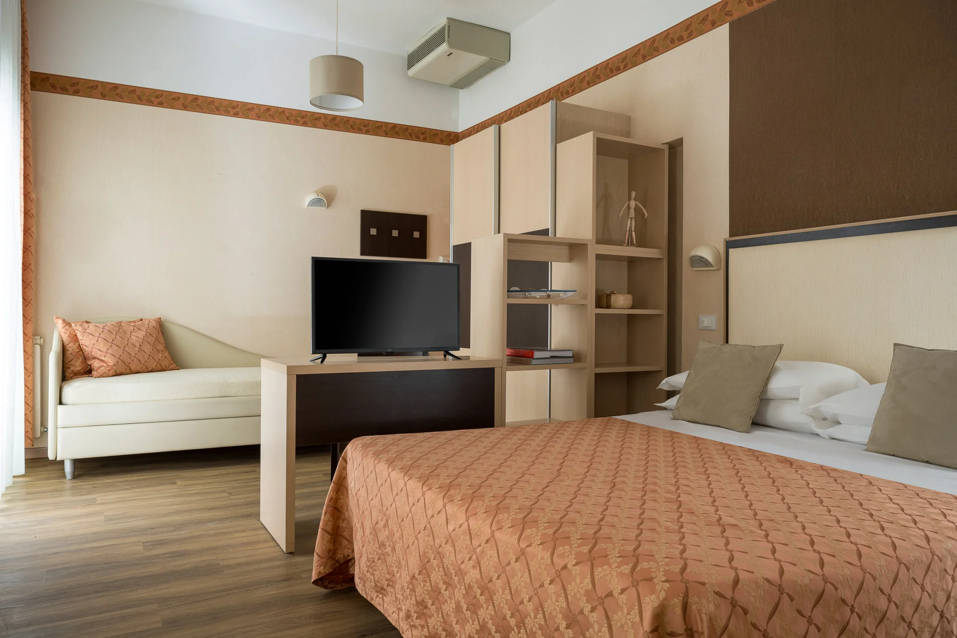 Dovolená v Rimini: 3* hotel blízko pláže, bohaté snídaně i polopenze, bazén, first minute sleva