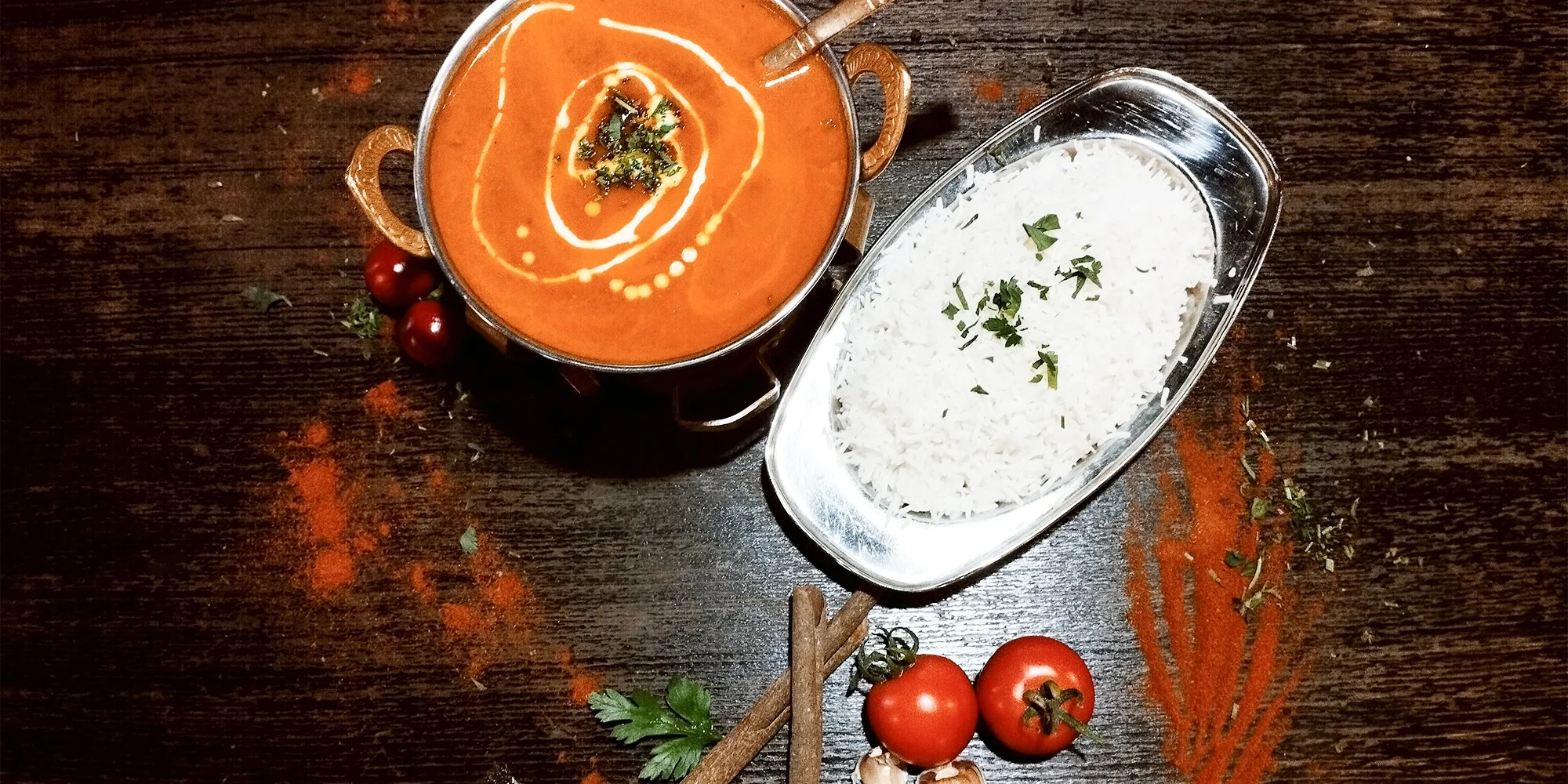 4chodové indické menu pro dva: variace předkrmů, polévka, kuřecí talíř Thali i dezert