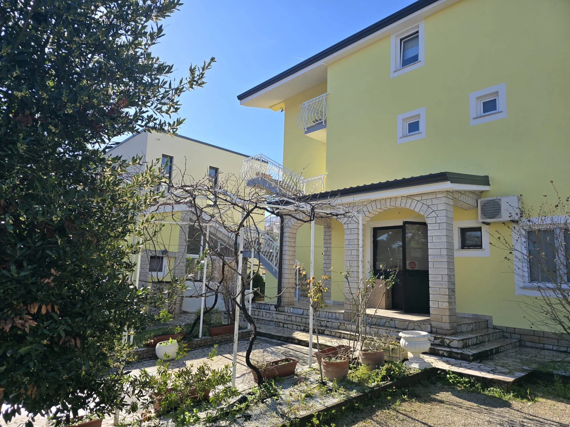 Jižní Istrie pro páry i rodiny: apartmán až pro 7 osob u krásné přírodní rezervace Kamenjak