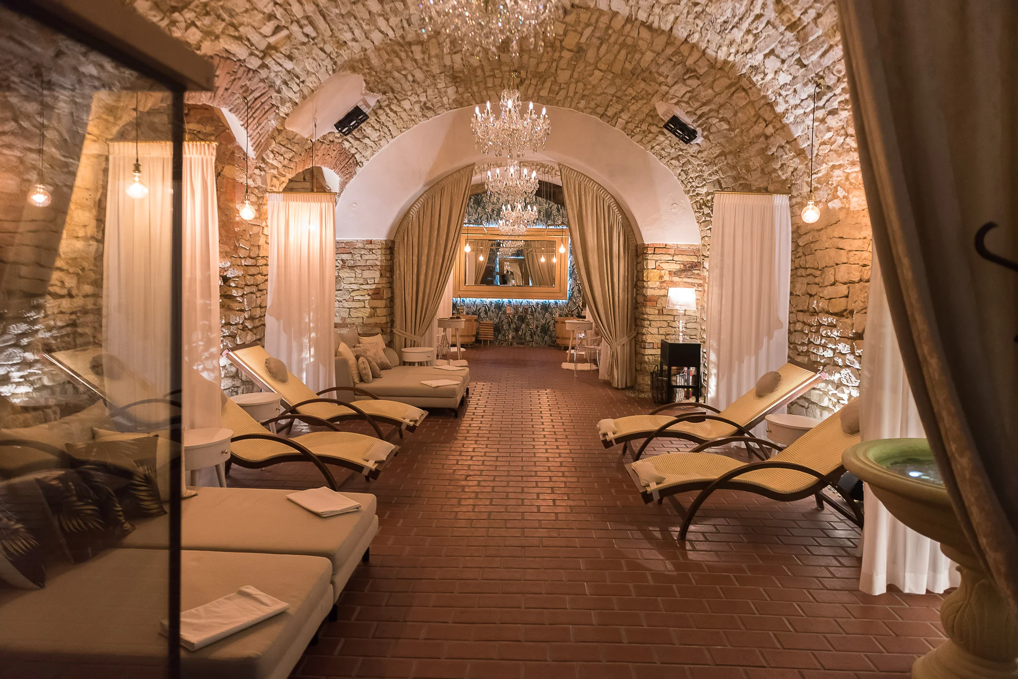 Pobyt ve 4* hotelu ve Slaném: snídaně, slavnostní večeře s vínem i wellness