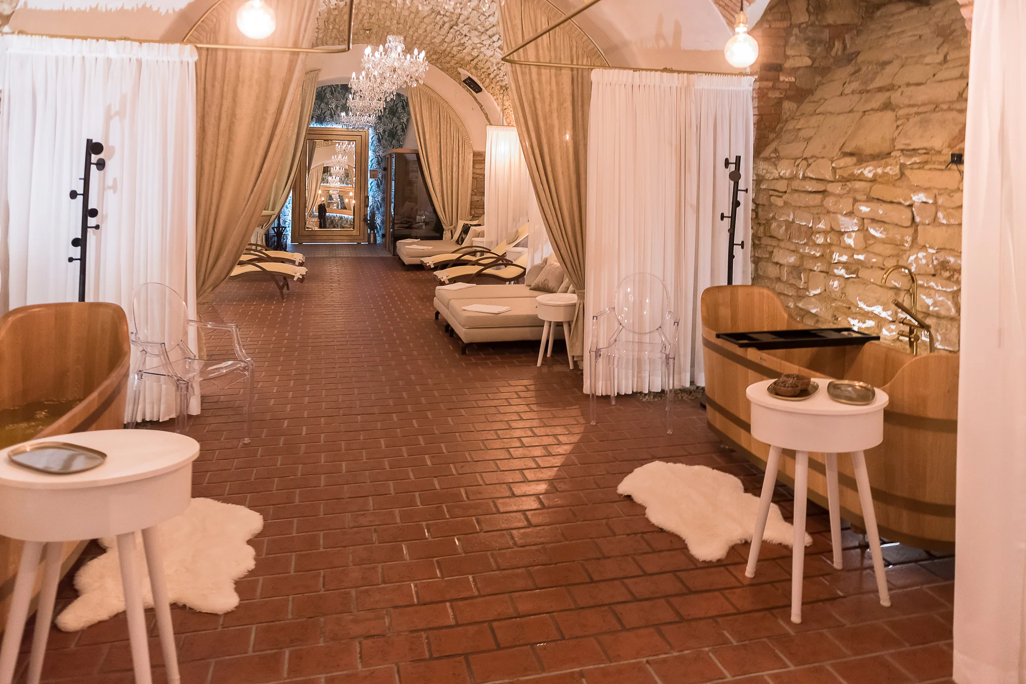 Pobyt ve 4* hotelu ve Slaném: snídaně, slavnostní večeře s vínem i wellness