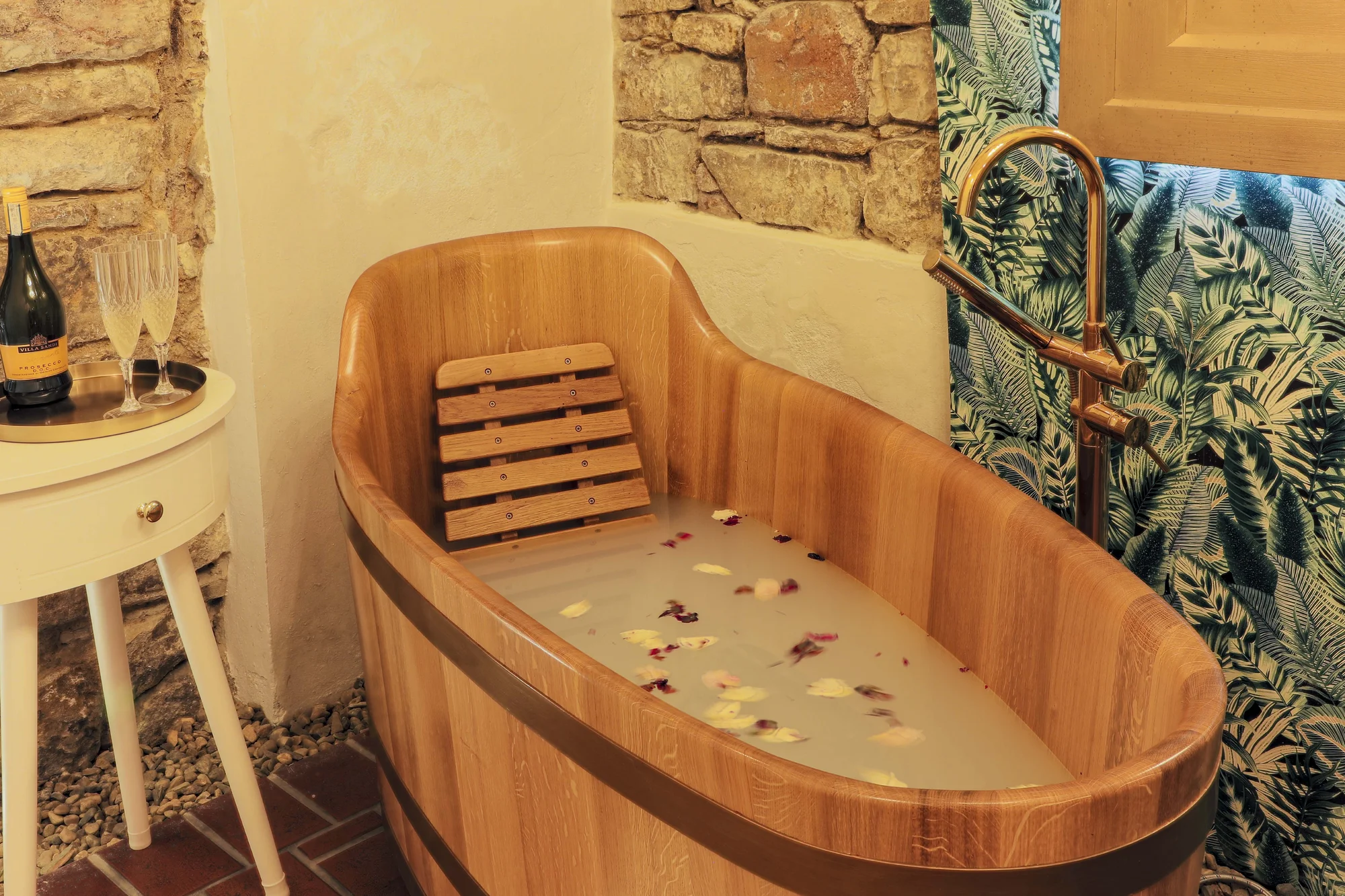 Pobyt ve 4* hotelu ve Slaném: snídaně, slavnostní večeře s vínem i wellness