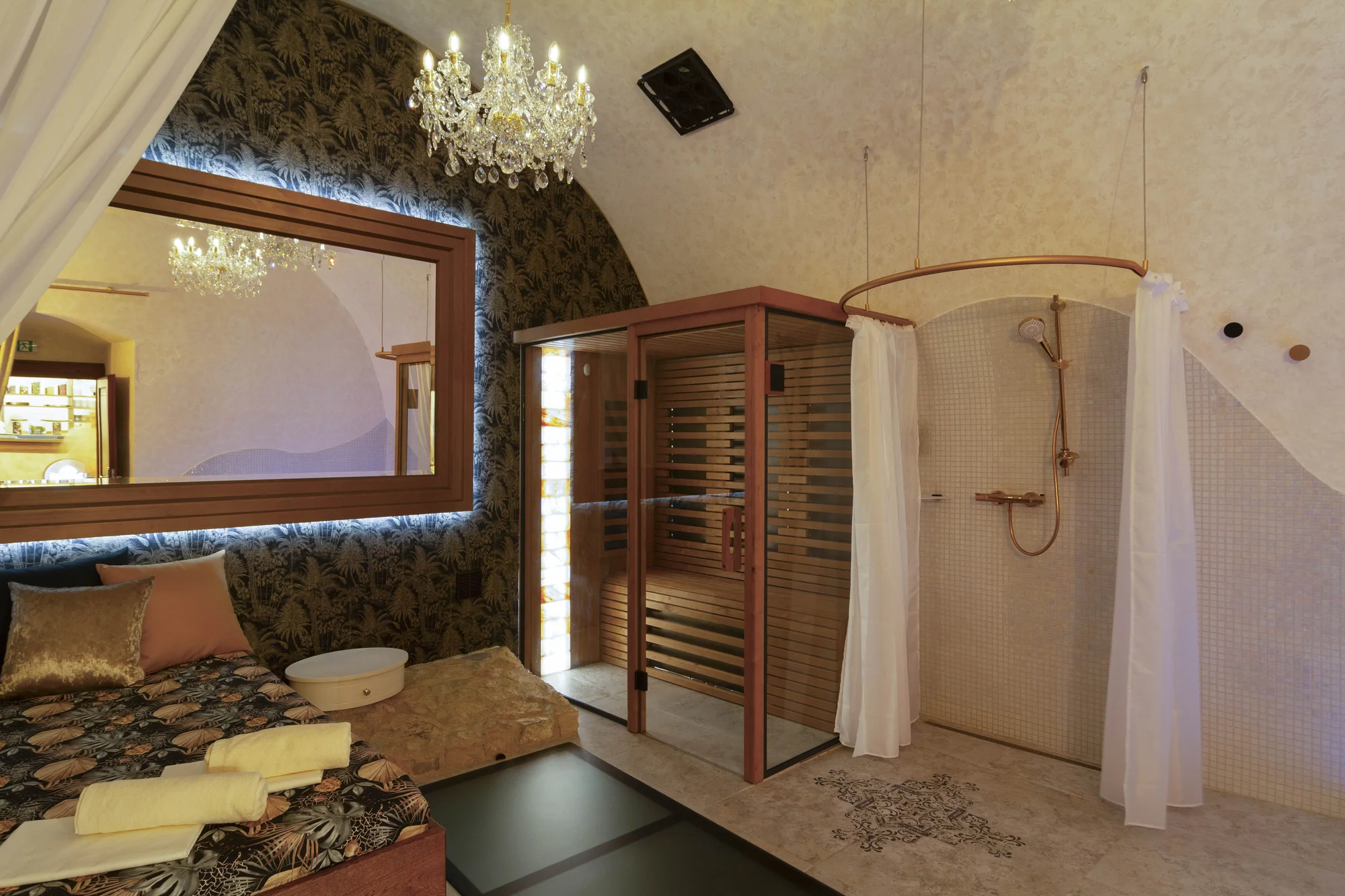 Bylinná koupel, sauna, wellness i čtyřchodová večeře s vínem pro 2 osoby