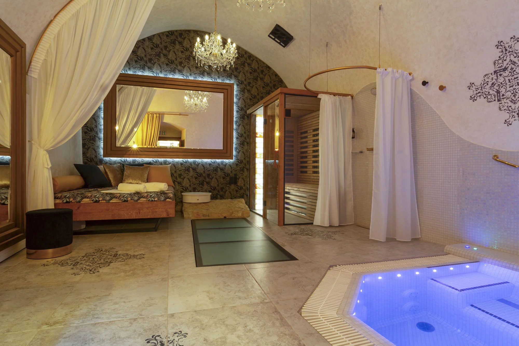 Bylinná koupel, sauna, wellness i čtyřchodová večeře s vínem pro 2 osoby