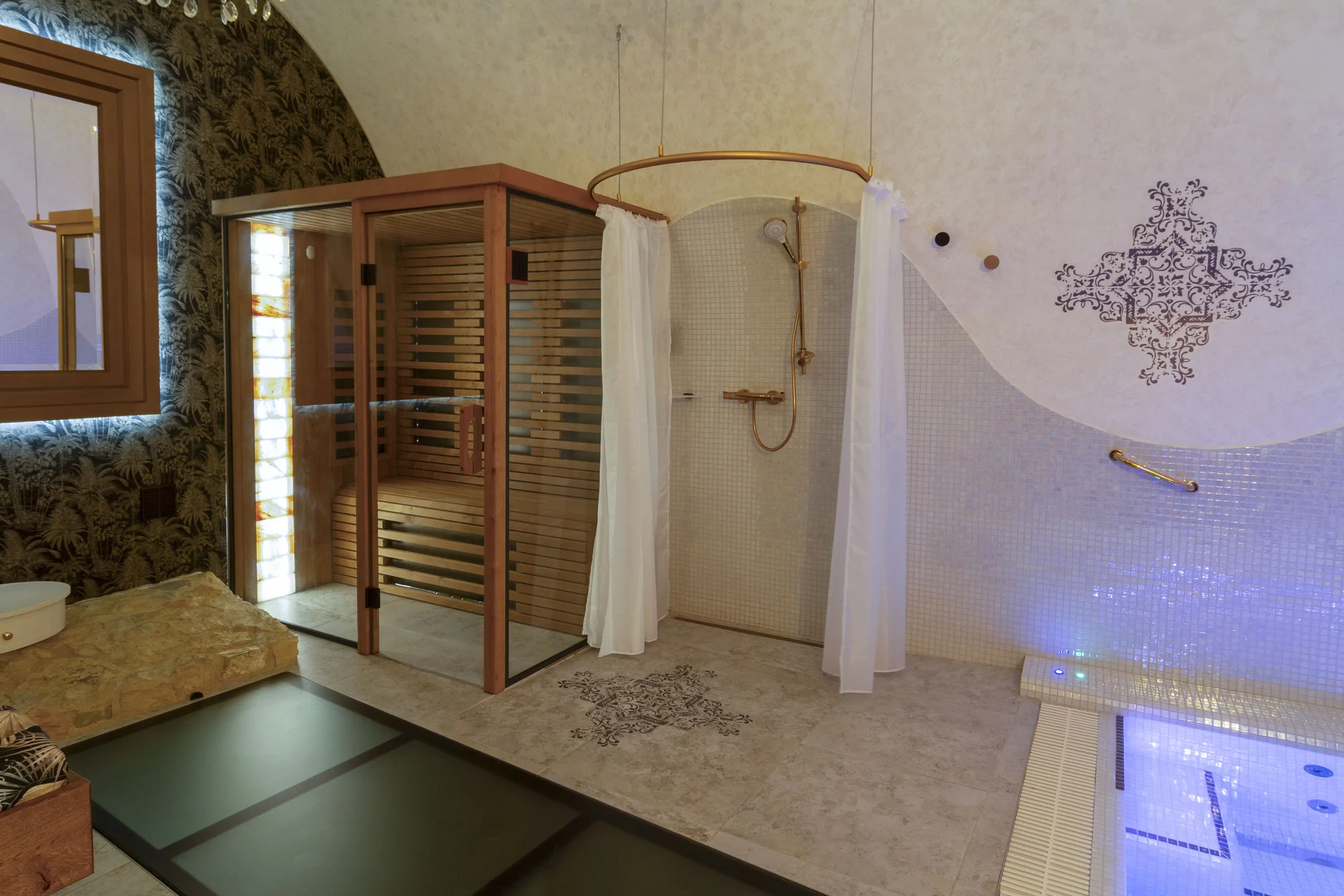 Bylinná koupel, sauna, wellness i čtyřchodová večeře s vínem pro 2 osoby