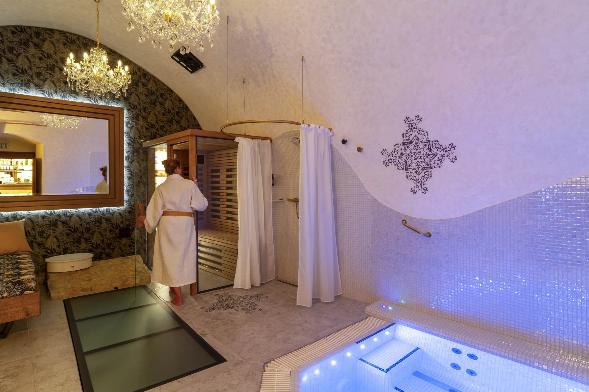 Bylinná koupel, sauna, wellness i čtyřchodová večeře s vínem pro 2 osoby