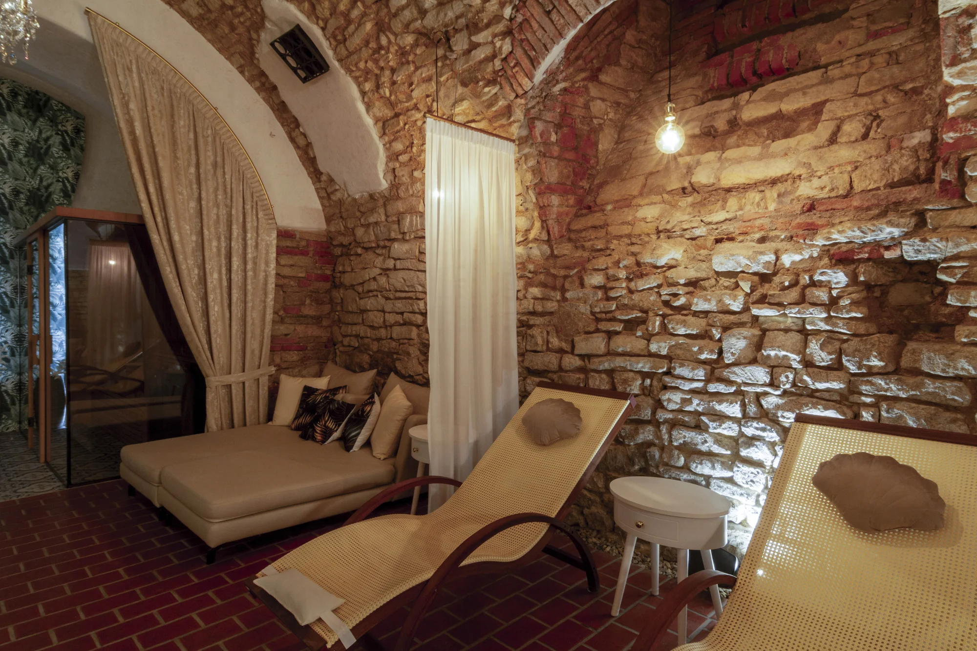 Bylinná koupel, sauna, wellness i čtyřchodová večeře s vínem pro 2 osoby
