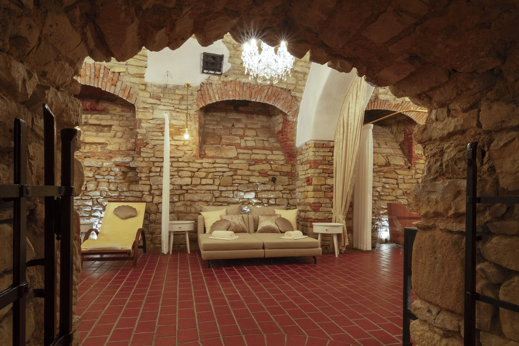 Pobyt ve 4* hotelu ve Slaném: snídaně, slavnostní večeře s vínem i wellness