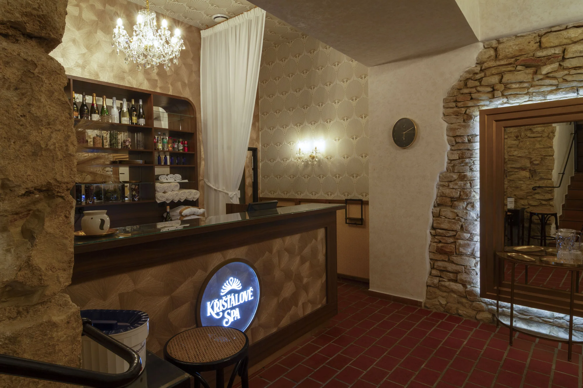 Pobyt ve 4* hotelu ve Slaném: snídaně, slavnostní večeře s vínem i wellness
