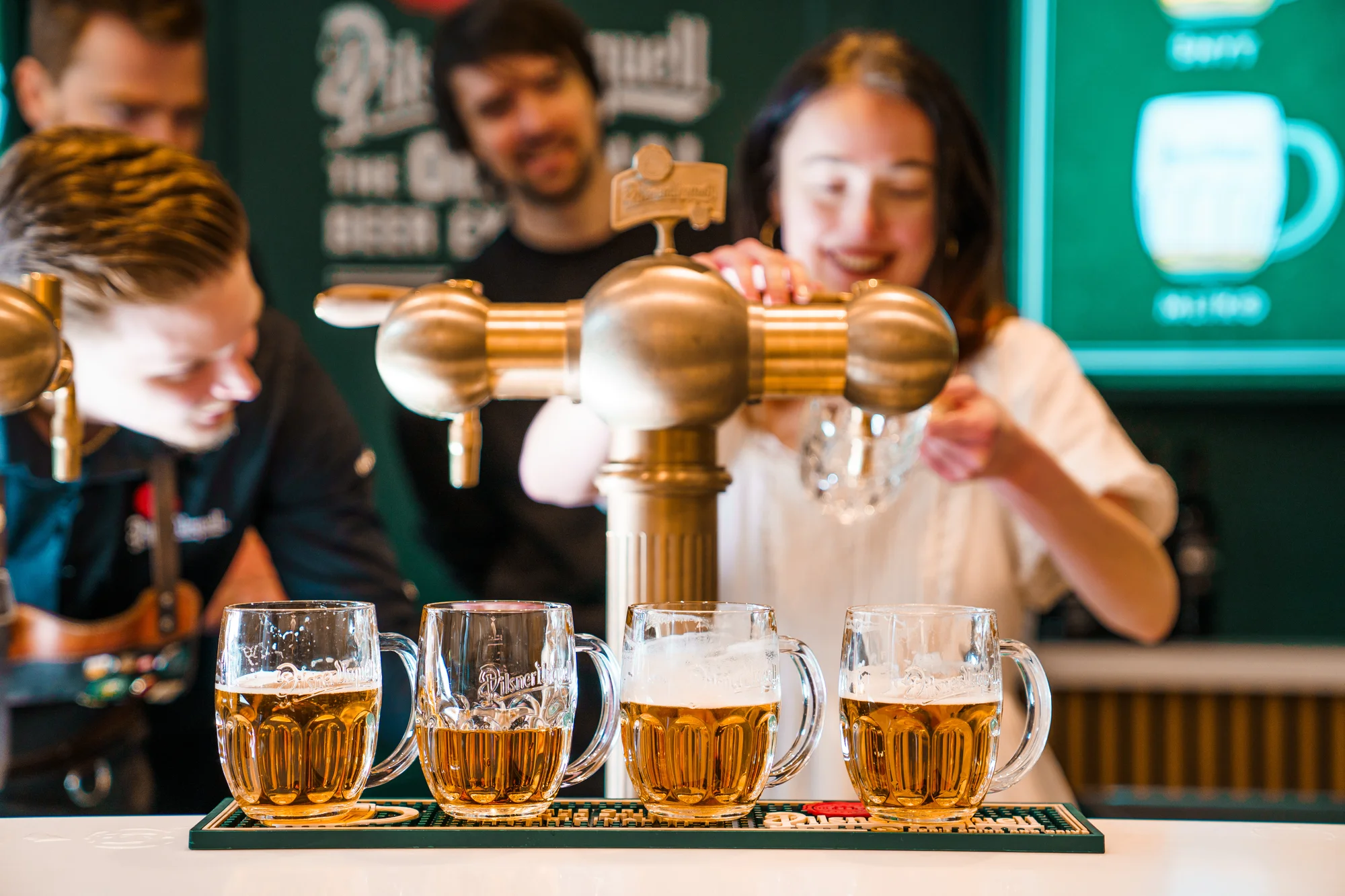 Staňte se mistrem výčepu: škola čepování v Pilsner Urquell Experience v Praze