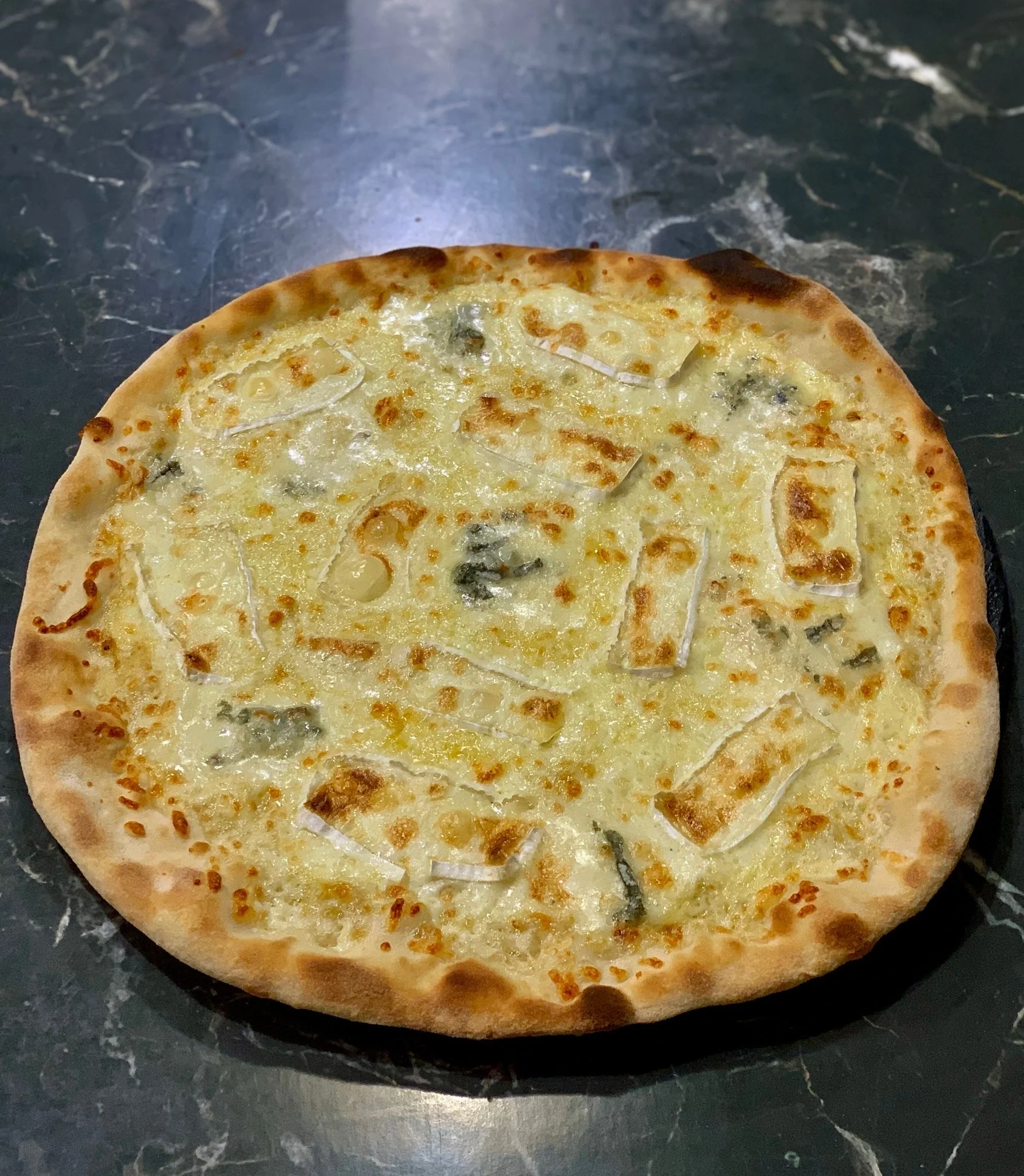 Pizza dle výběru pro 1 i 2 osoby v Pizza Sissi o průměru 32 cm, vč. krabice