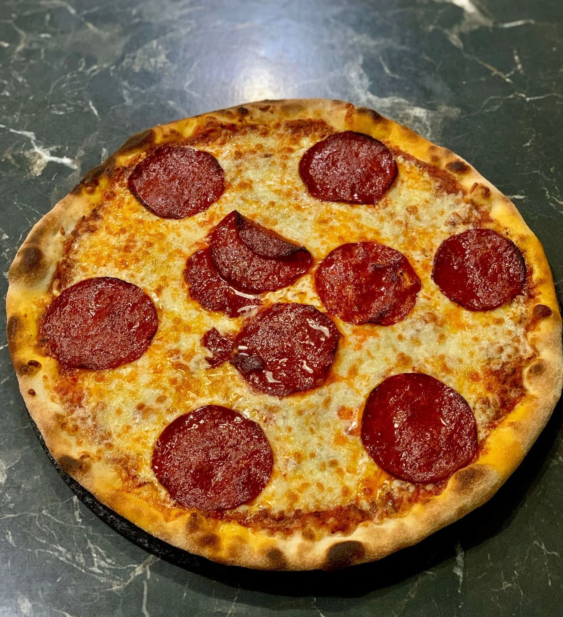 Pizza dle výběru pro 1 i 2 osoby v Pizza Sissi o průměru 32 cm, vč. krabice
