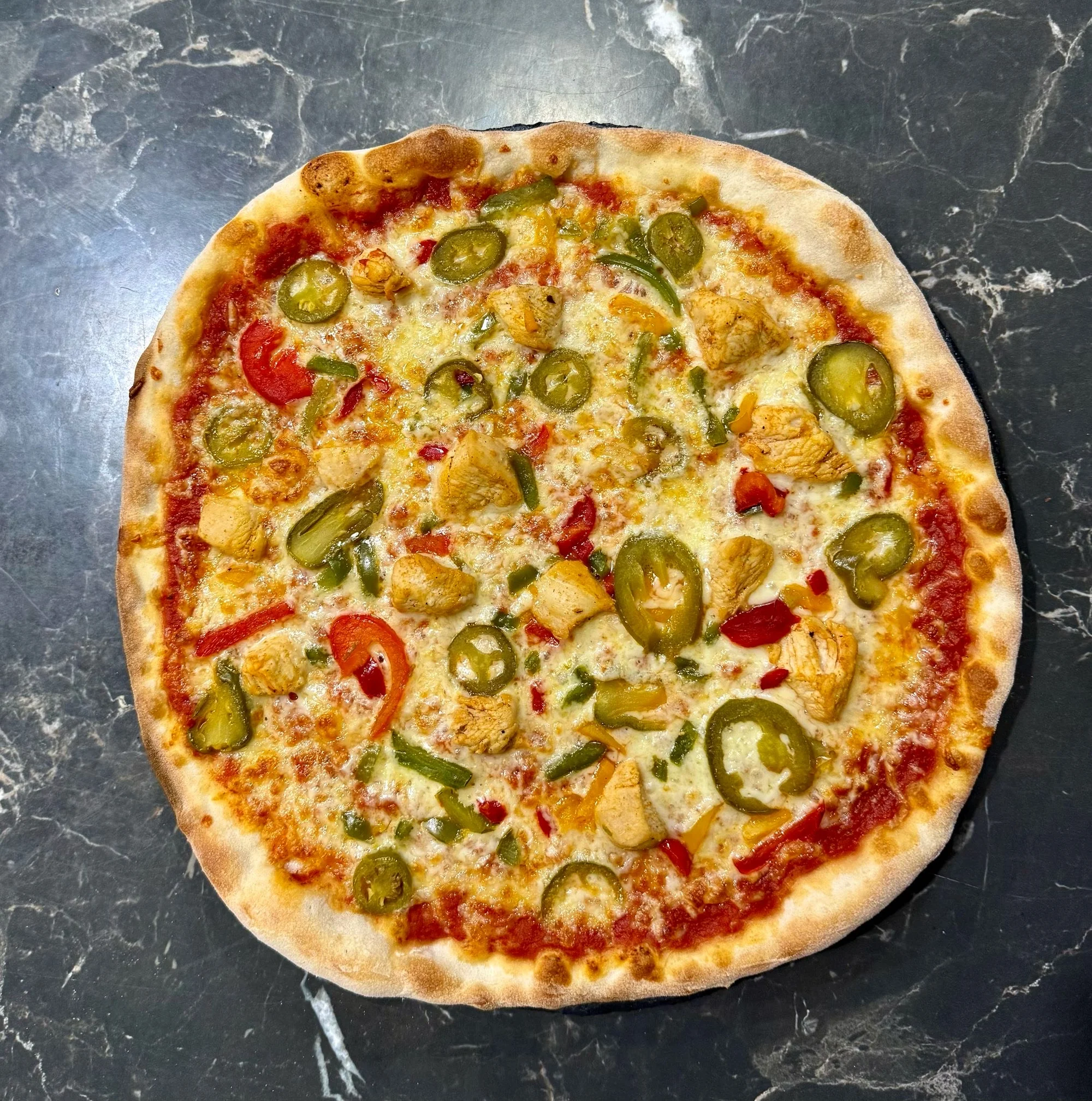 Pizza dle výběru pro 1 i 2 osoby v Pizza Sissi o průměru 32 cm, vč. krabice