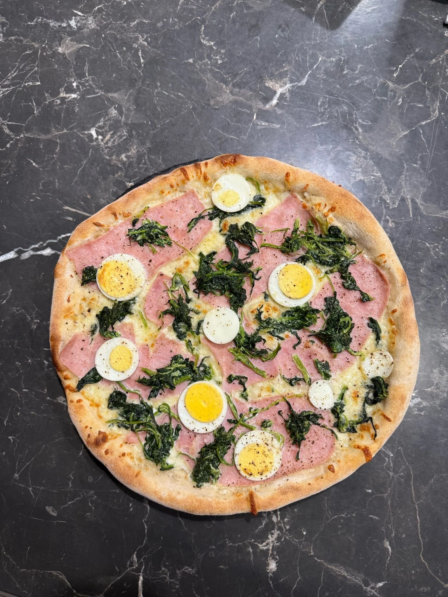 Pizza dle výběru pro 1 i 2 osoby v Pizza Sissi o průměru 32 cm, vč. krabice