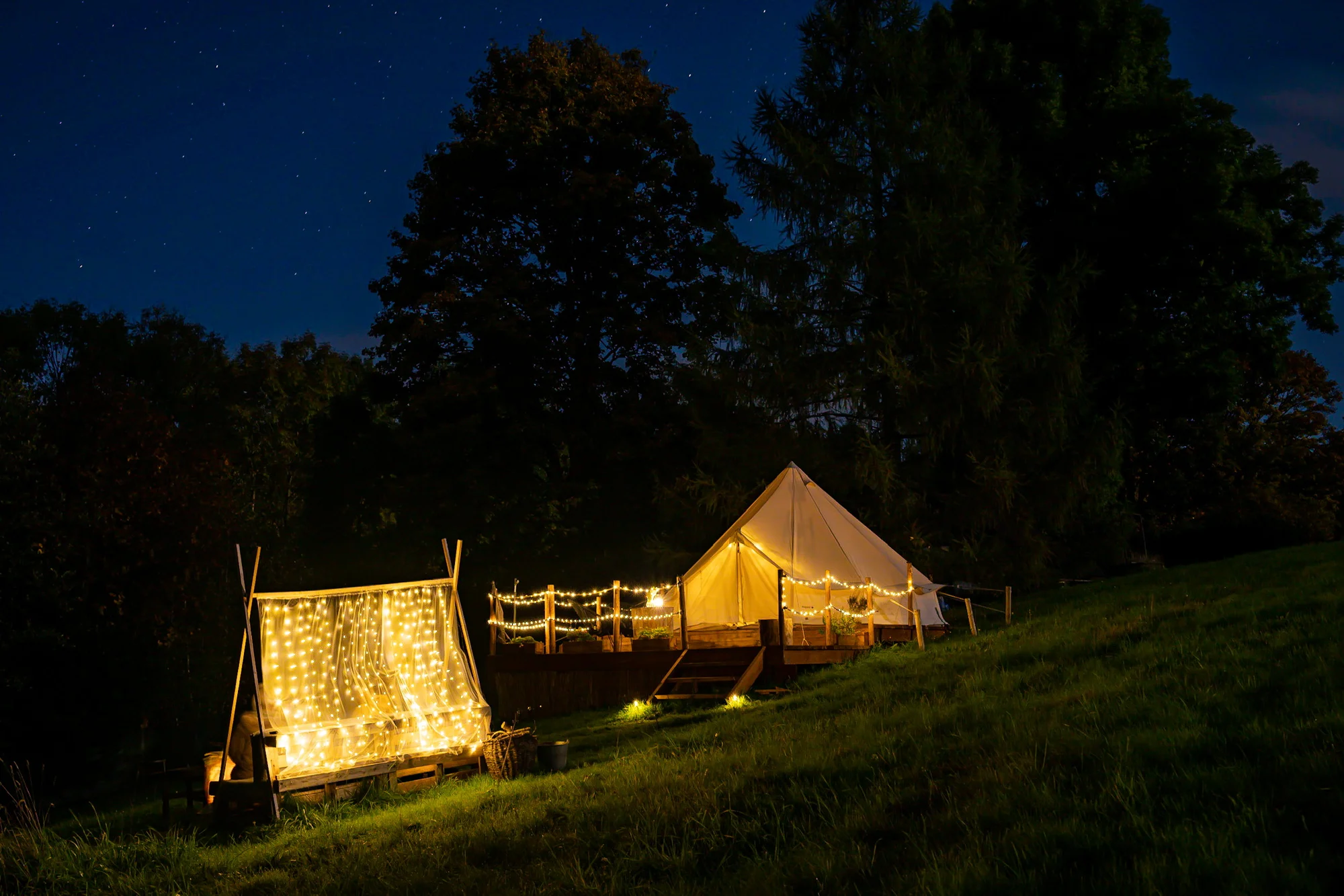 Glamping na pomezí Orlických hor a Králického Sněžníku: moderní stan s terasou, grilem i snídaní