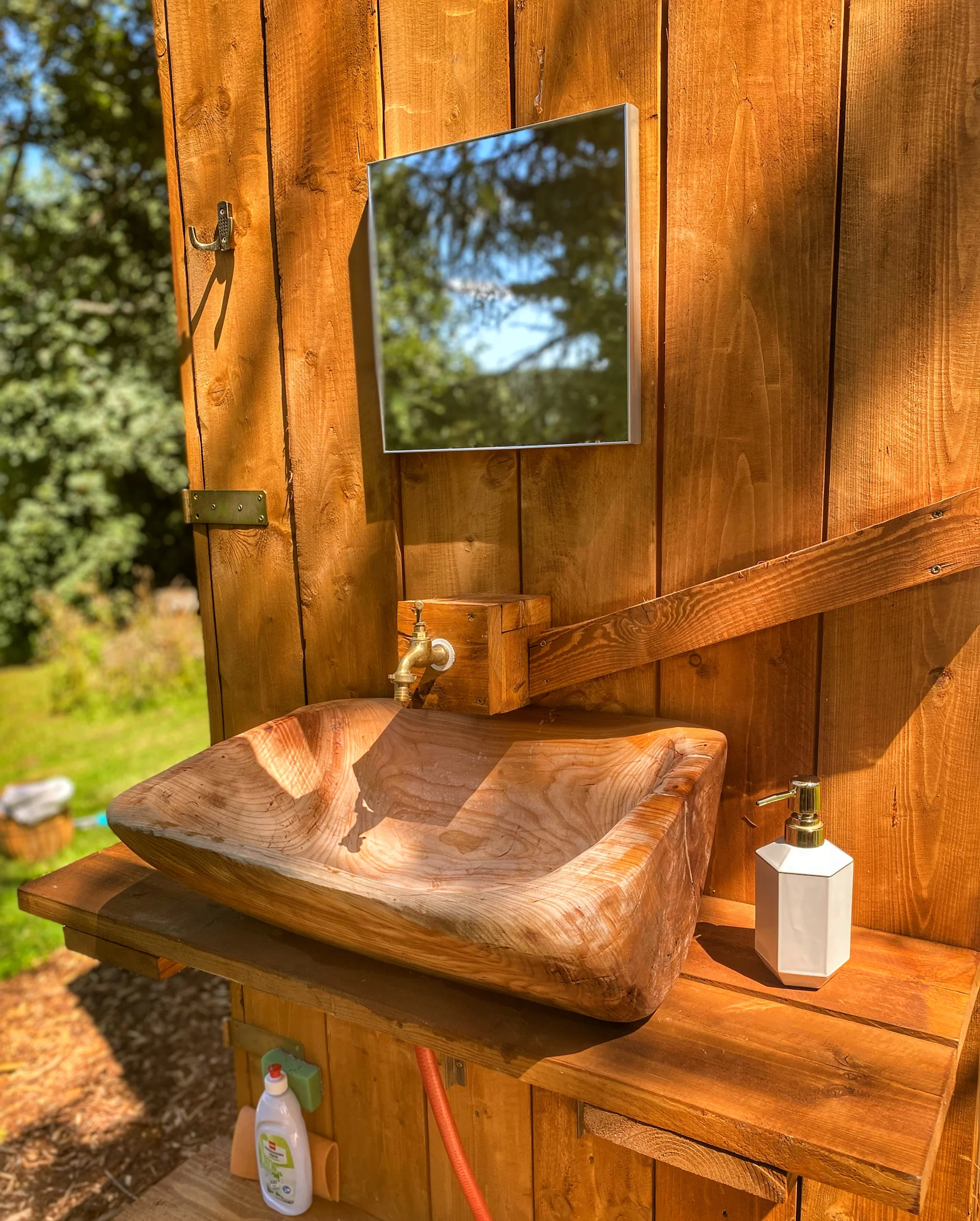 Glamping na pomezí Orlických hor a Králického Sněžníku: moderní stan s terasou, grilem i snídaní