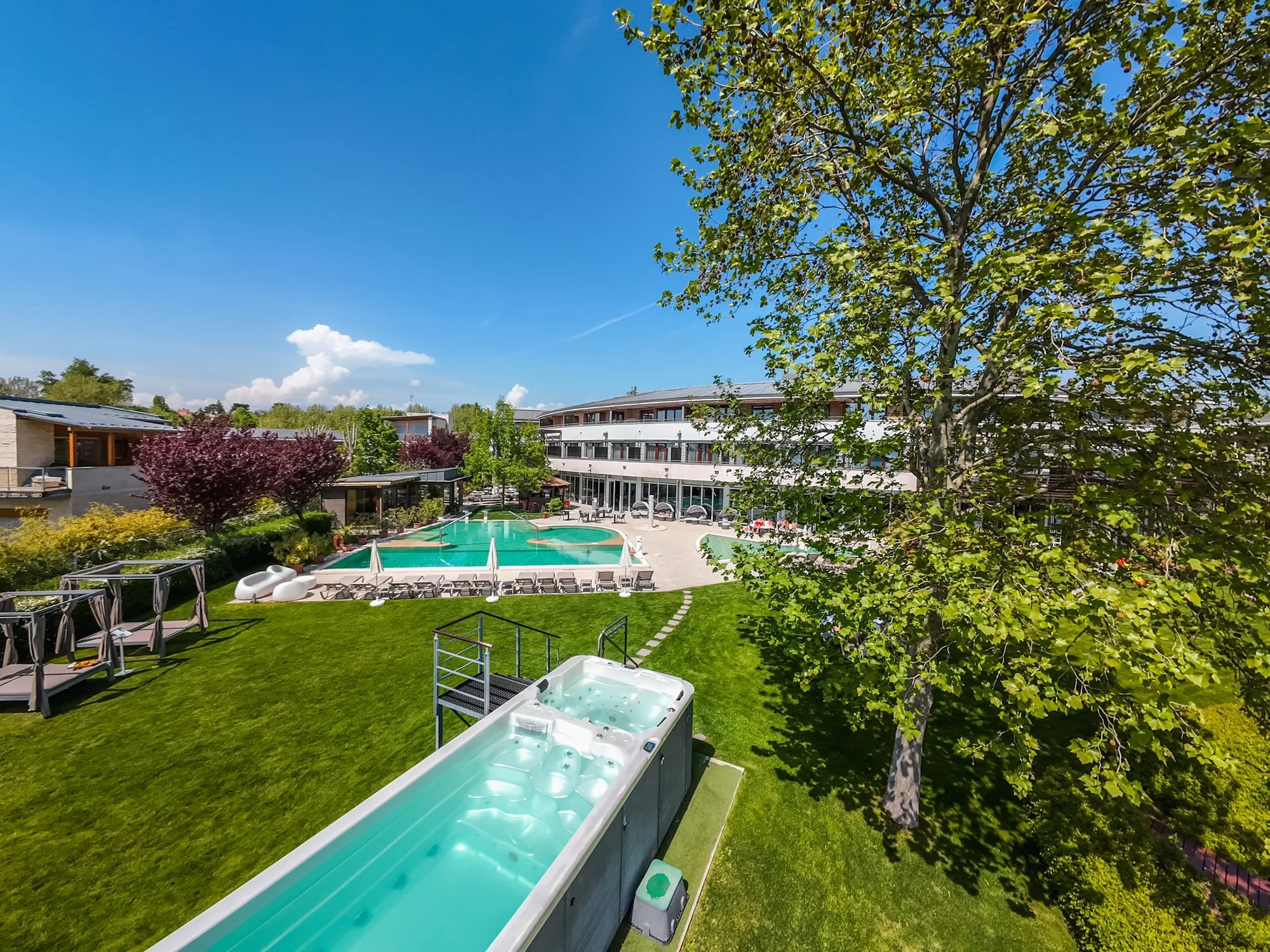 Moderní hotel na břehu Balatonu: polopenze, neomezený wellness i bazény