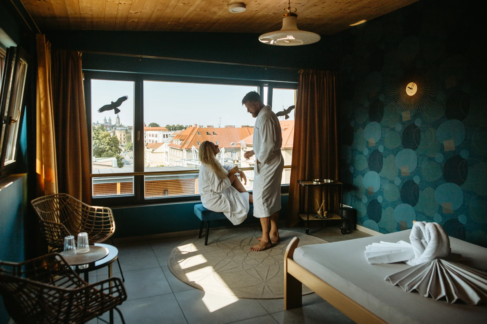 2 hodiny v privátním střešním wellness pro 2 osoby: vířivka s výhledem, sauna i lahev sektu