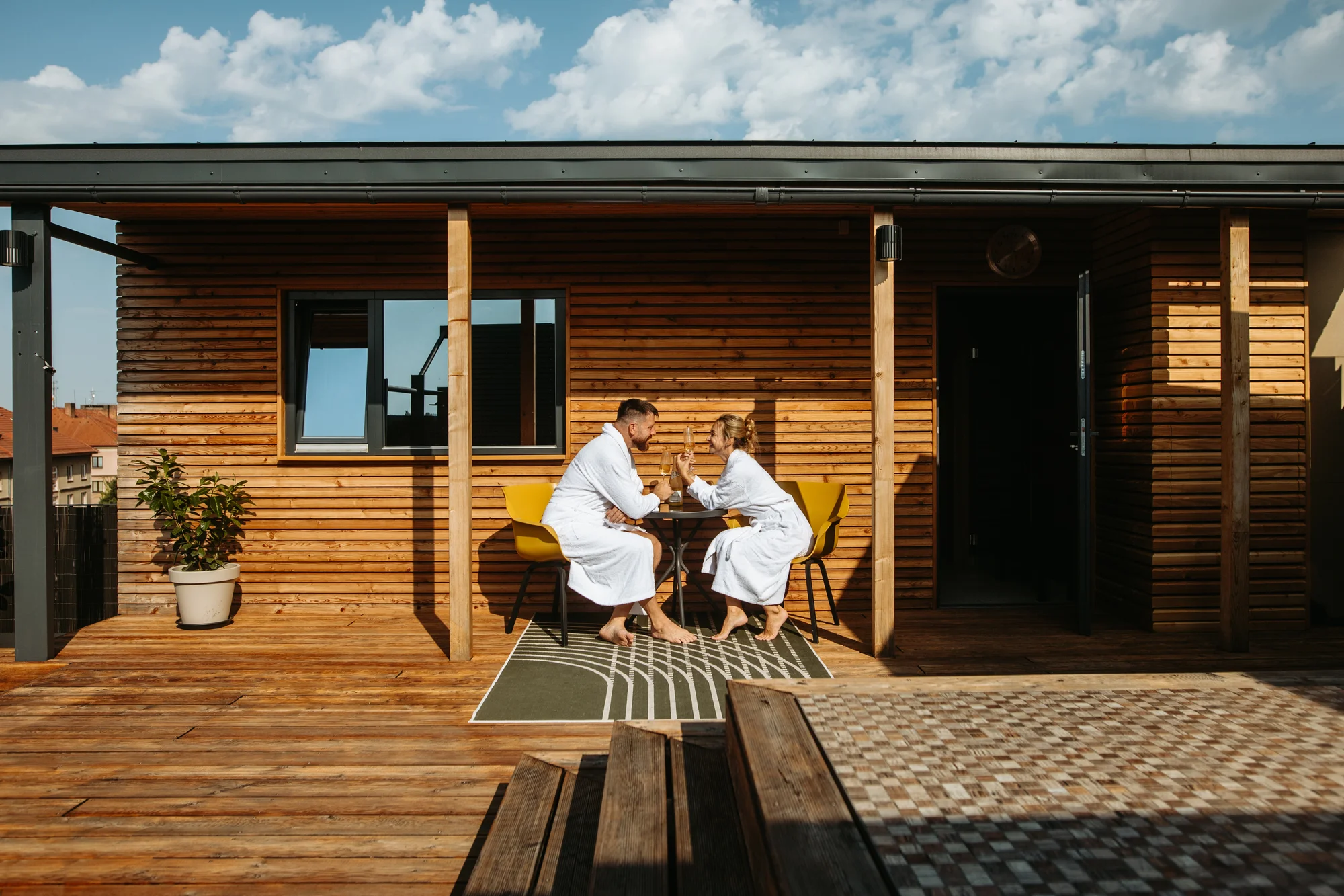2 hodiny v privátním střešním wellness pro 2 osoby: vířivka s výhledem, sauna i lahev sektu