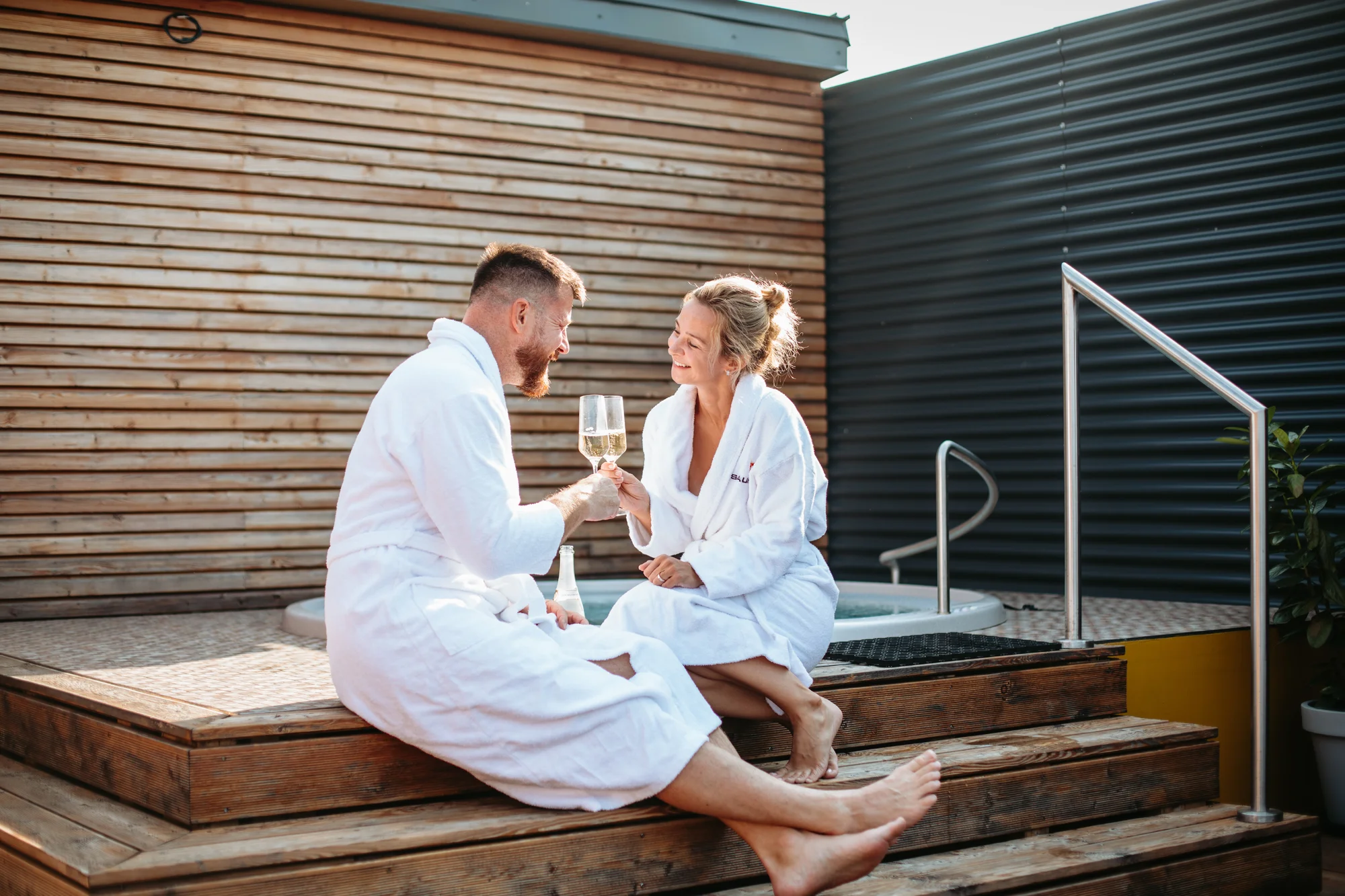 2 hodiny v privátním střešním wellness pro 2 osoby: vířivka s výhledem, sauna i lahev sektu
