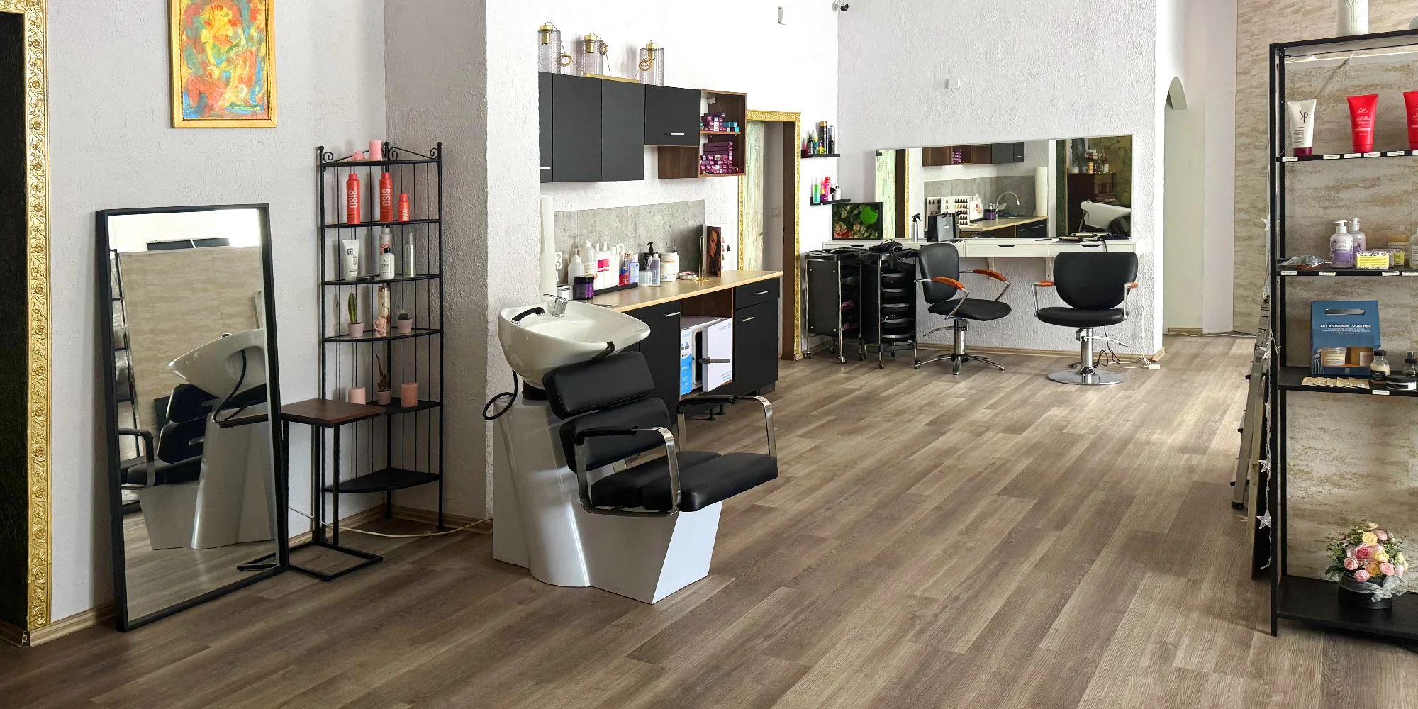 Úprava obočí i celkové líčení: barvení obočí barvou nebo hennou a nude make-up