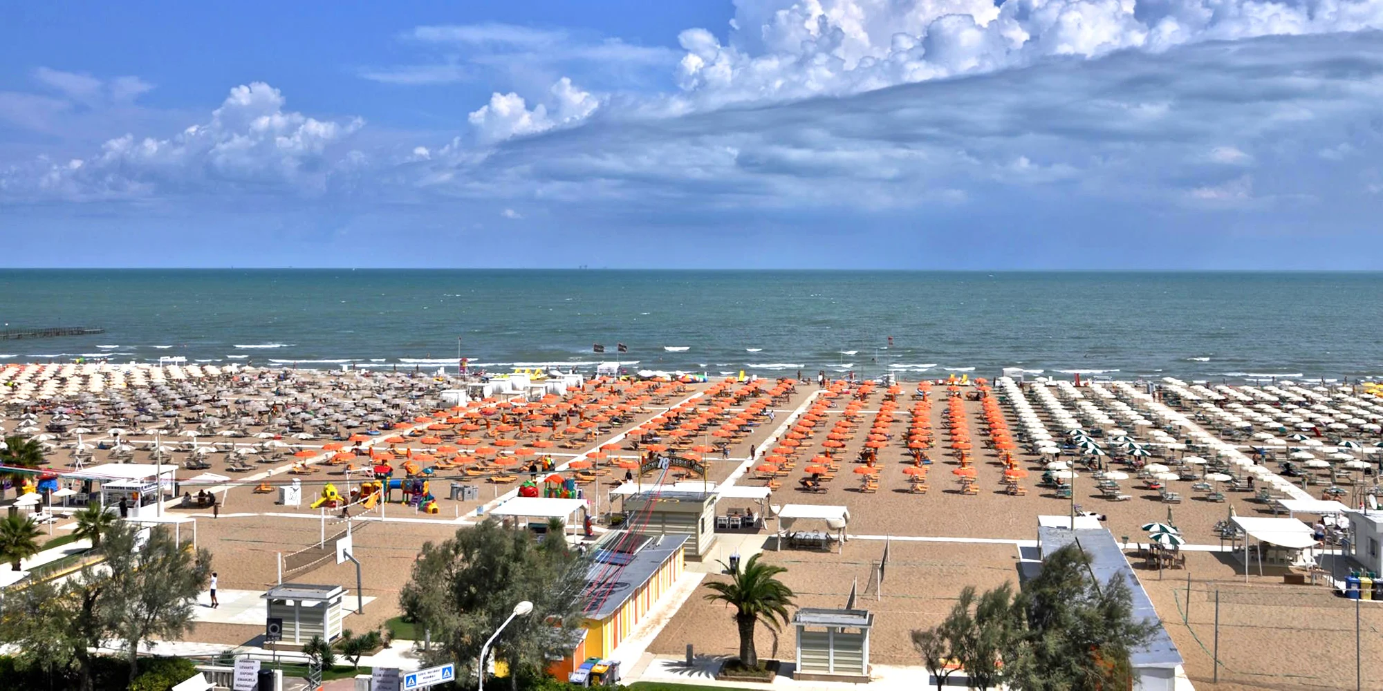 Dovolená v Rimini: 3* hotel blízko pláže, bohaté snídaně i polopenze, bazén, first minute sleva